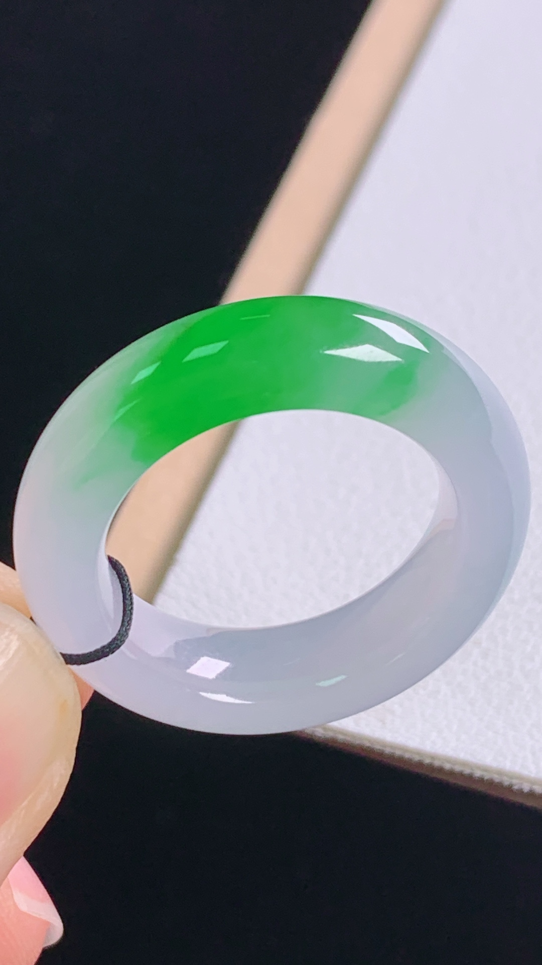 高品质，冰飘绿指环，种色兼备，花色灵动，水润清爽，无裂，尺寸:圈口17/17.9-6.1-4.5mm