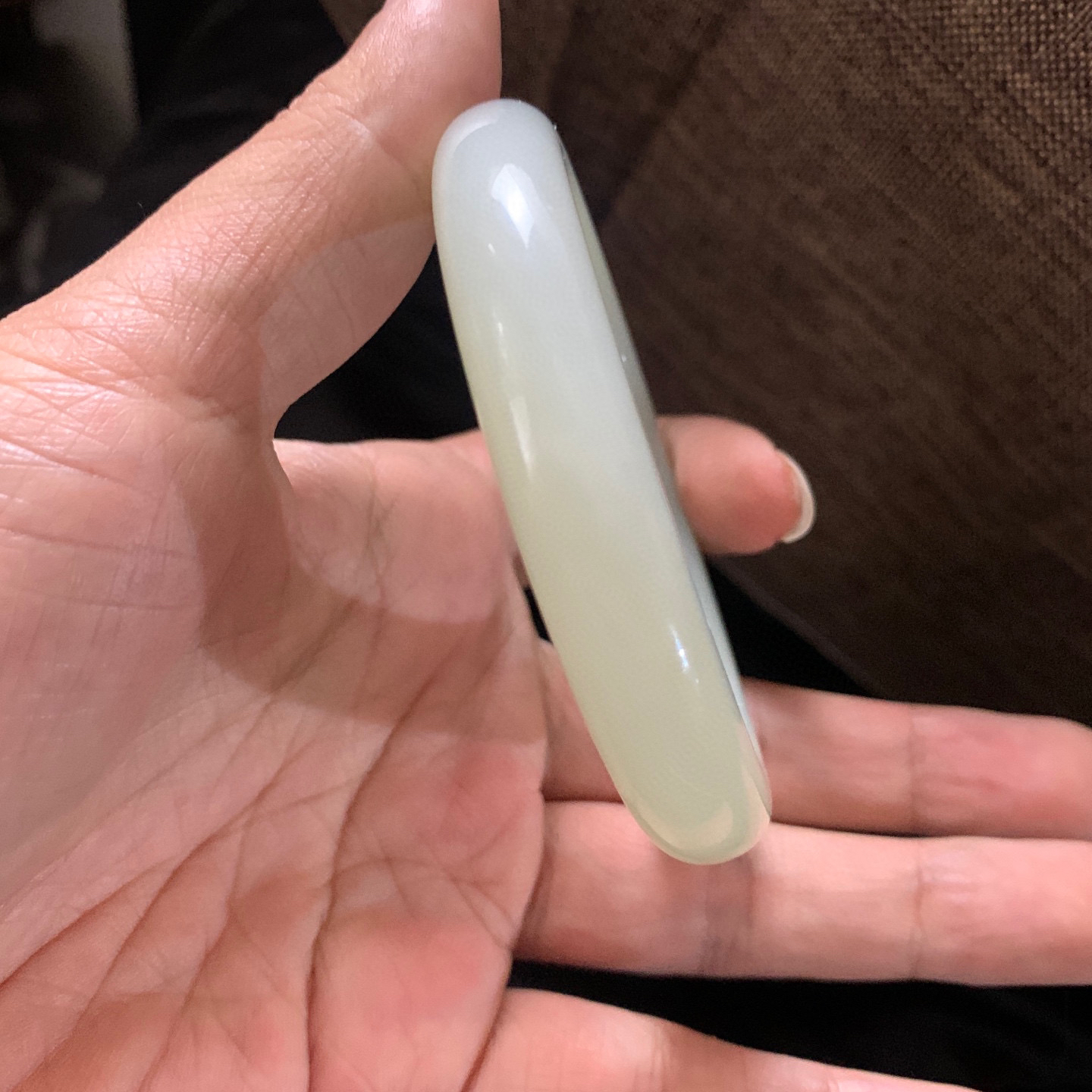 57圈口和田玉且末糖料宽版手镯，和田玉57圈口手镯，镯型古朴典雅。在诗情画意的雨巷相遇，你是我腕间的一抹风情，有你眸有深情.清风荡漾湖间静水，我愿俯身低眉，在烟波涟漪处寻