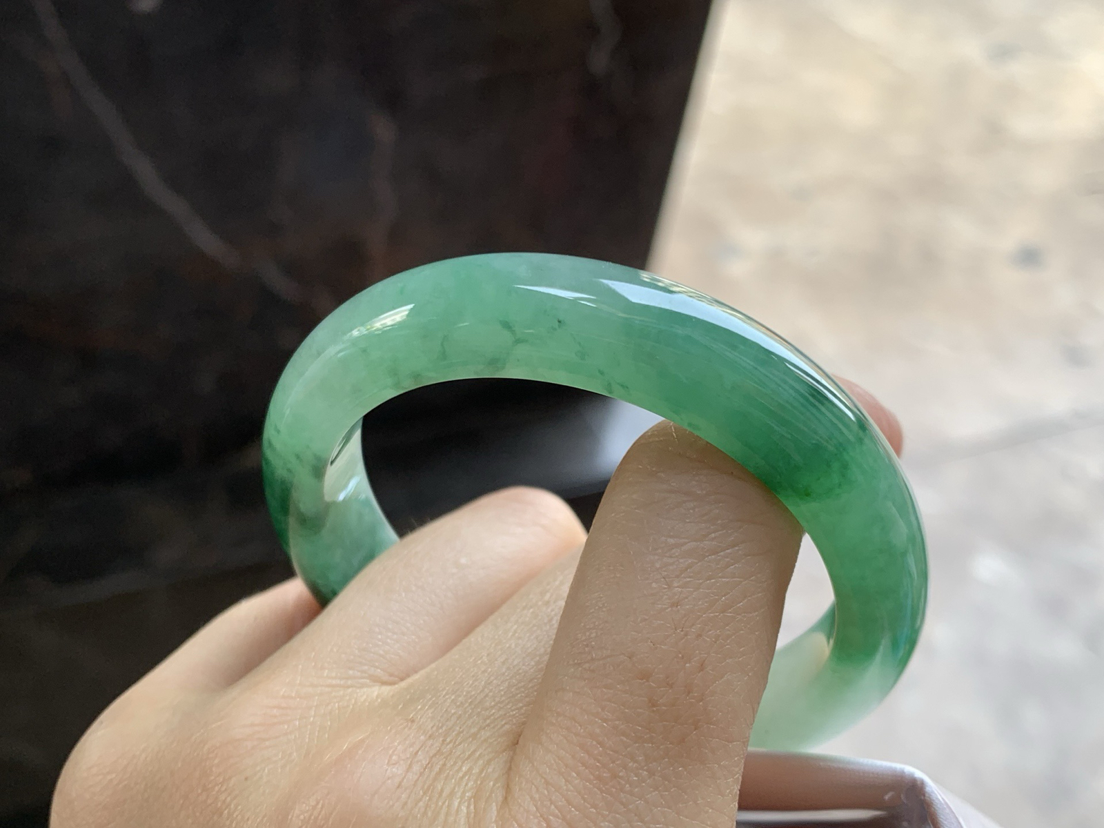 51-11.8-8.3

糯冰种带色手镯^_^有种有色～上手漂亮