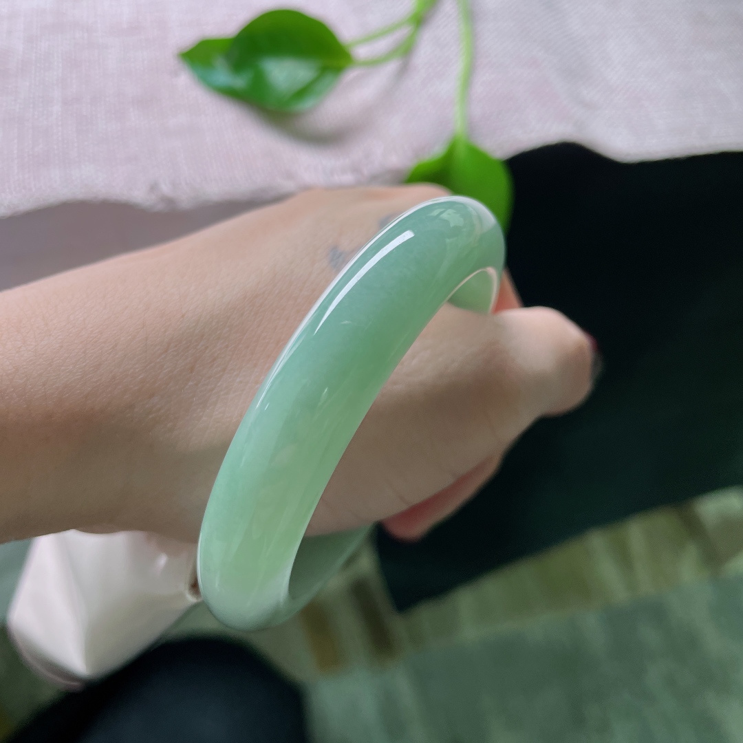 55/12.1/8.1绿底正圈，水润细腻，清雅，温柔大方，无裂，ss51934a