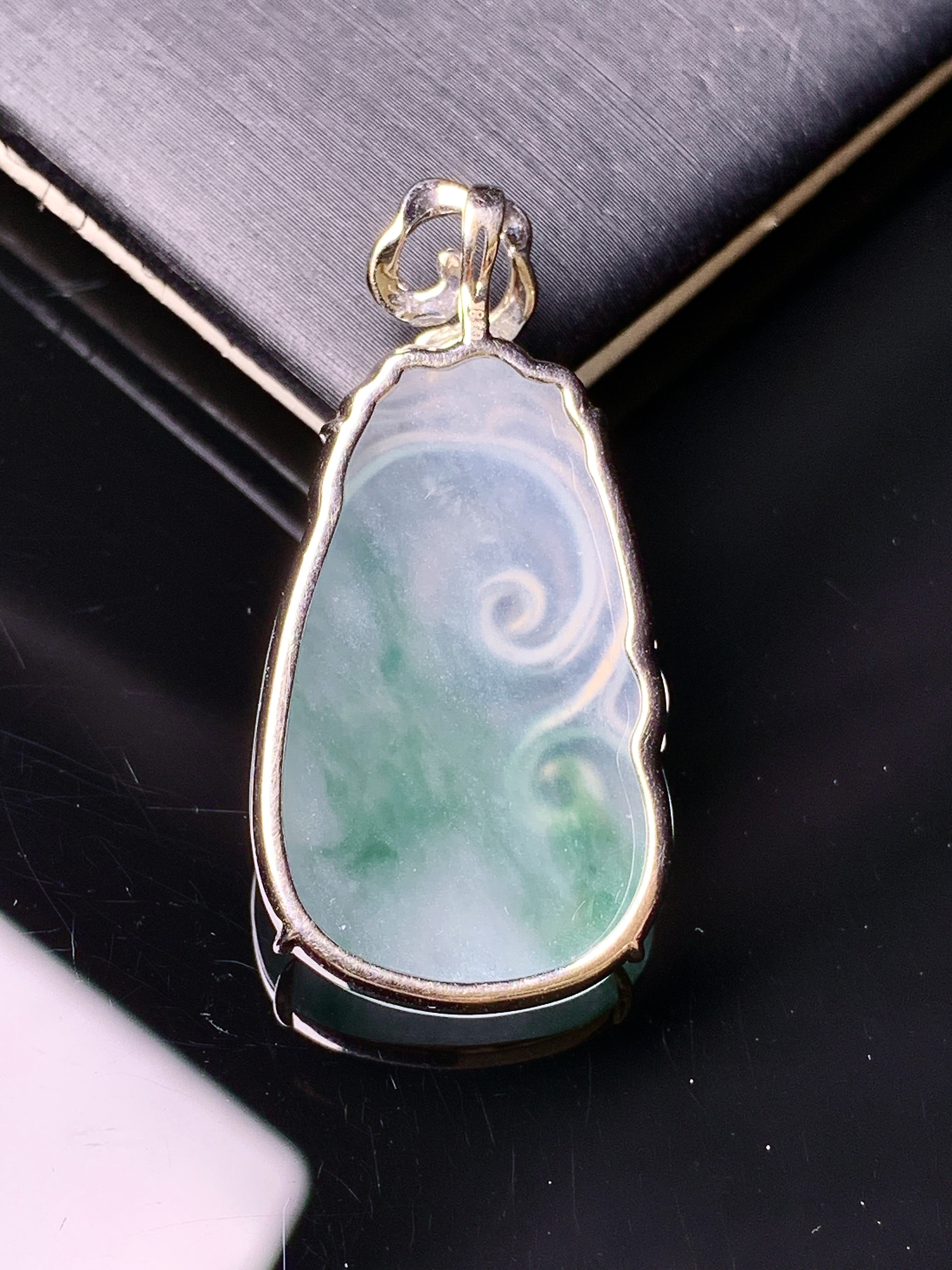 18k金镶嵌冰种飘绿如意吊坠 玉质细腻 色泽艳丽清新 水润亮眼 整体尺寸34*16.7*4.2h3