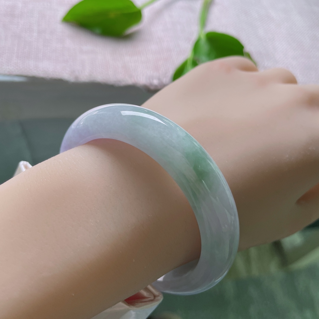 54/12.9/8.2，春带彩正圈，水润，紫为云，绿为芽，一镯藏尽人间春色。一点皮纹不显，ss51947a