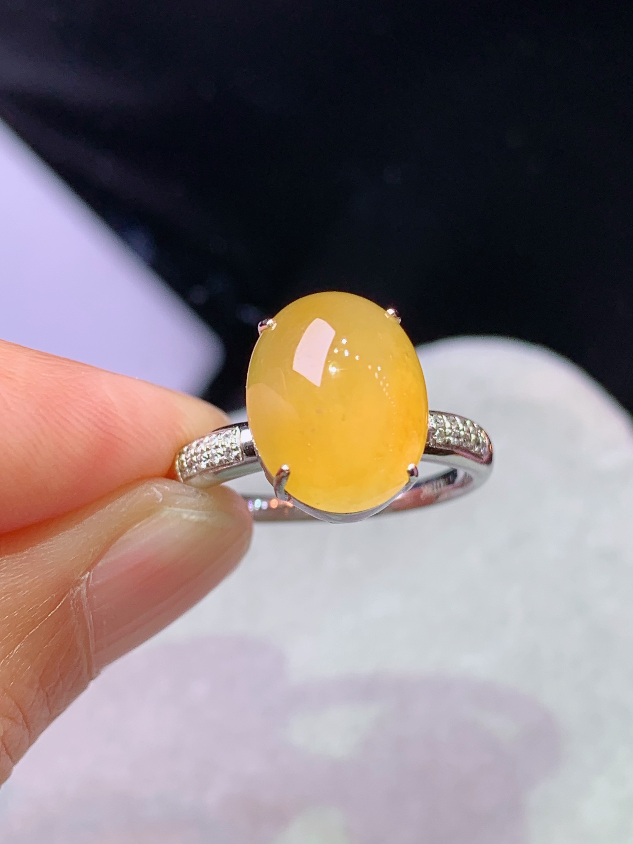 18k金钻镶嵌冰黄翡蛋面戒指 玉质细腻 色泽艳丽清新 水润亮眼 圈口12.5 裸石尺寸12.2*9.6*6L2