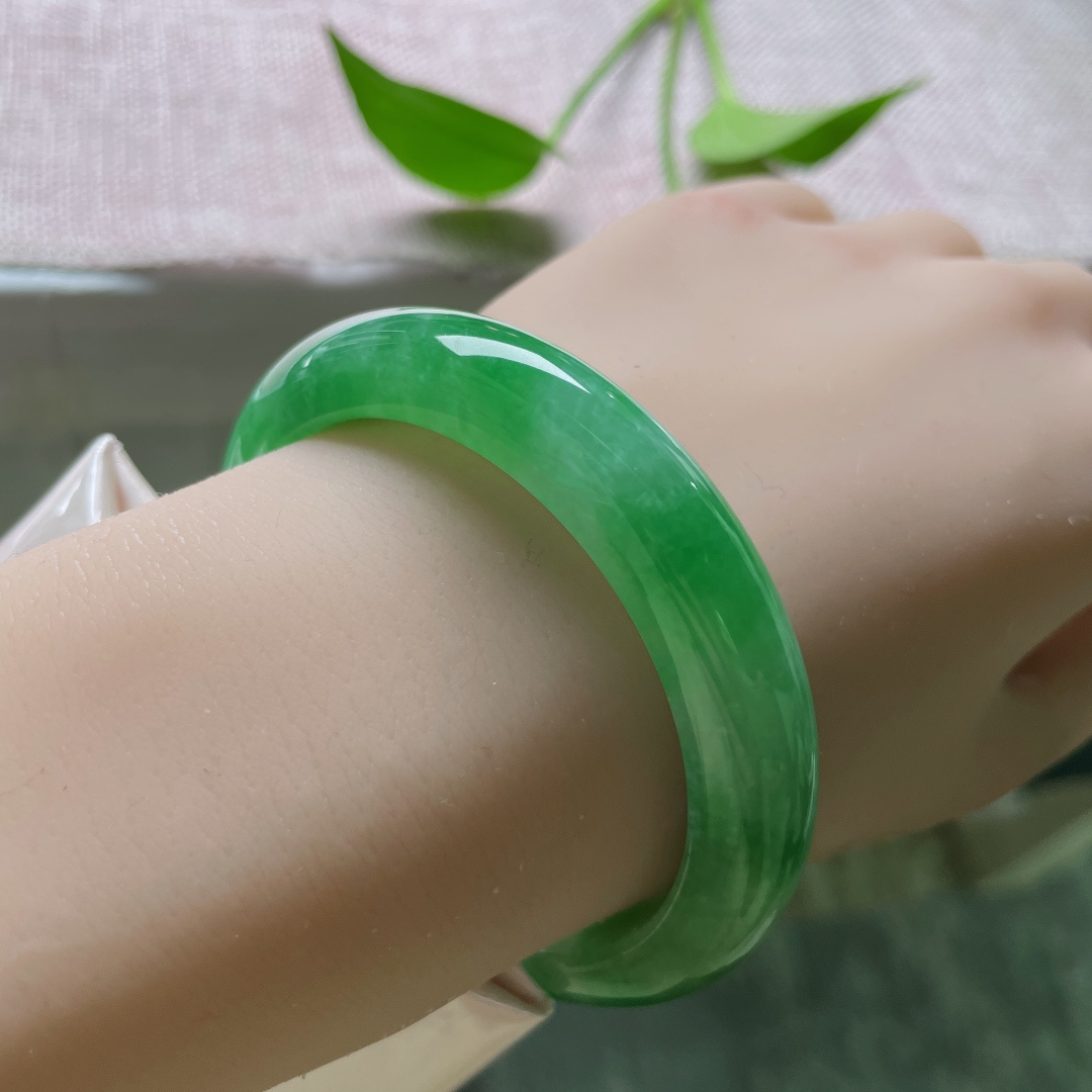 55/11.6/8.4绿底正圈，水头好，一镯碧色，清透入心。经典传承之美，无裂，ss51696a