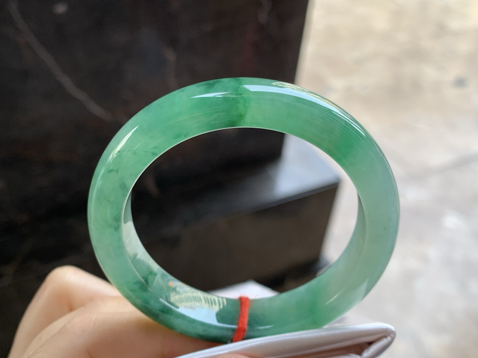 51-11.8-8.3

糯冰种带色手镯^_^有种有色～上手漂亮