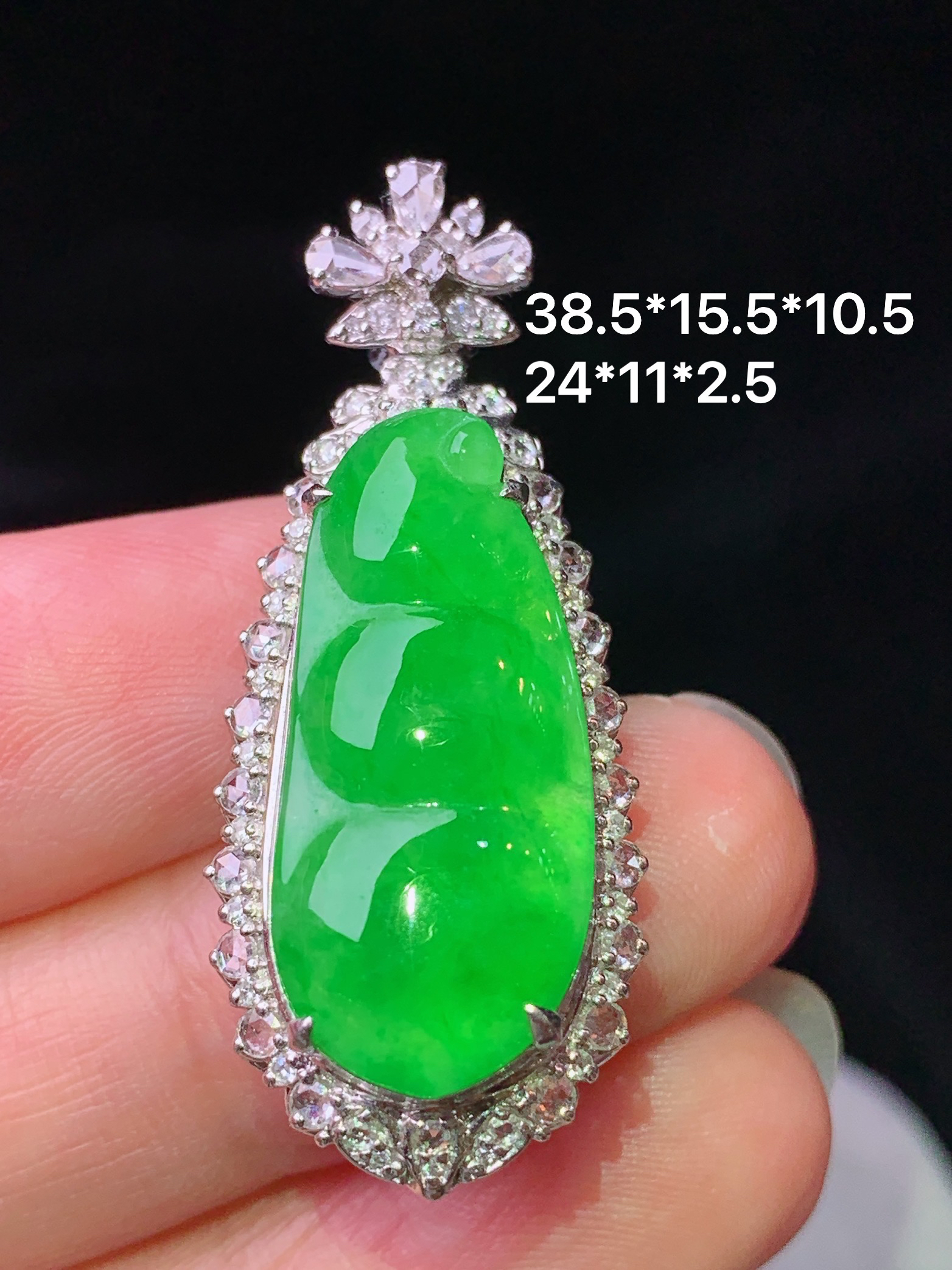 18k金钻镶嵌冰阳绿四季豆吊坠 玉质细腻 色泽艳丽清新 水润亮眼 整体尺寸38.5*15.5*10.5h2