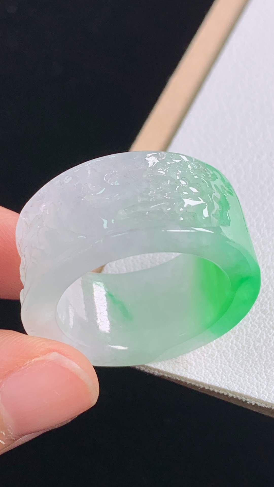 冰飘绿山水扳指，翠色灵动，水润细腻，无裂，尺寸:圈口24/20.4-12.6-4.3mm