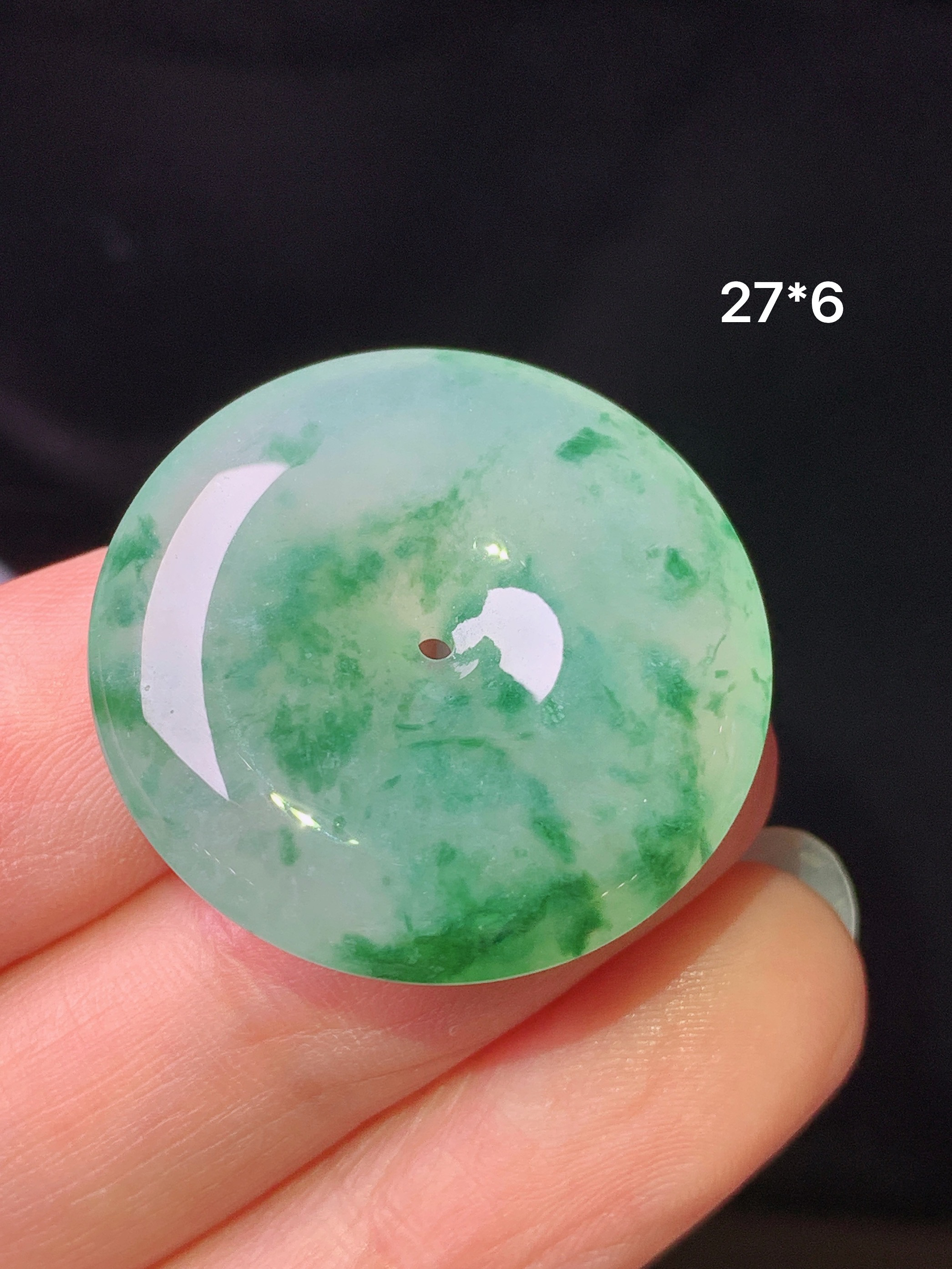 冰飘绿吊坠 玉质细腻 色泽艳丽清新 水润亮眼 整体尺寸27.6*6x1