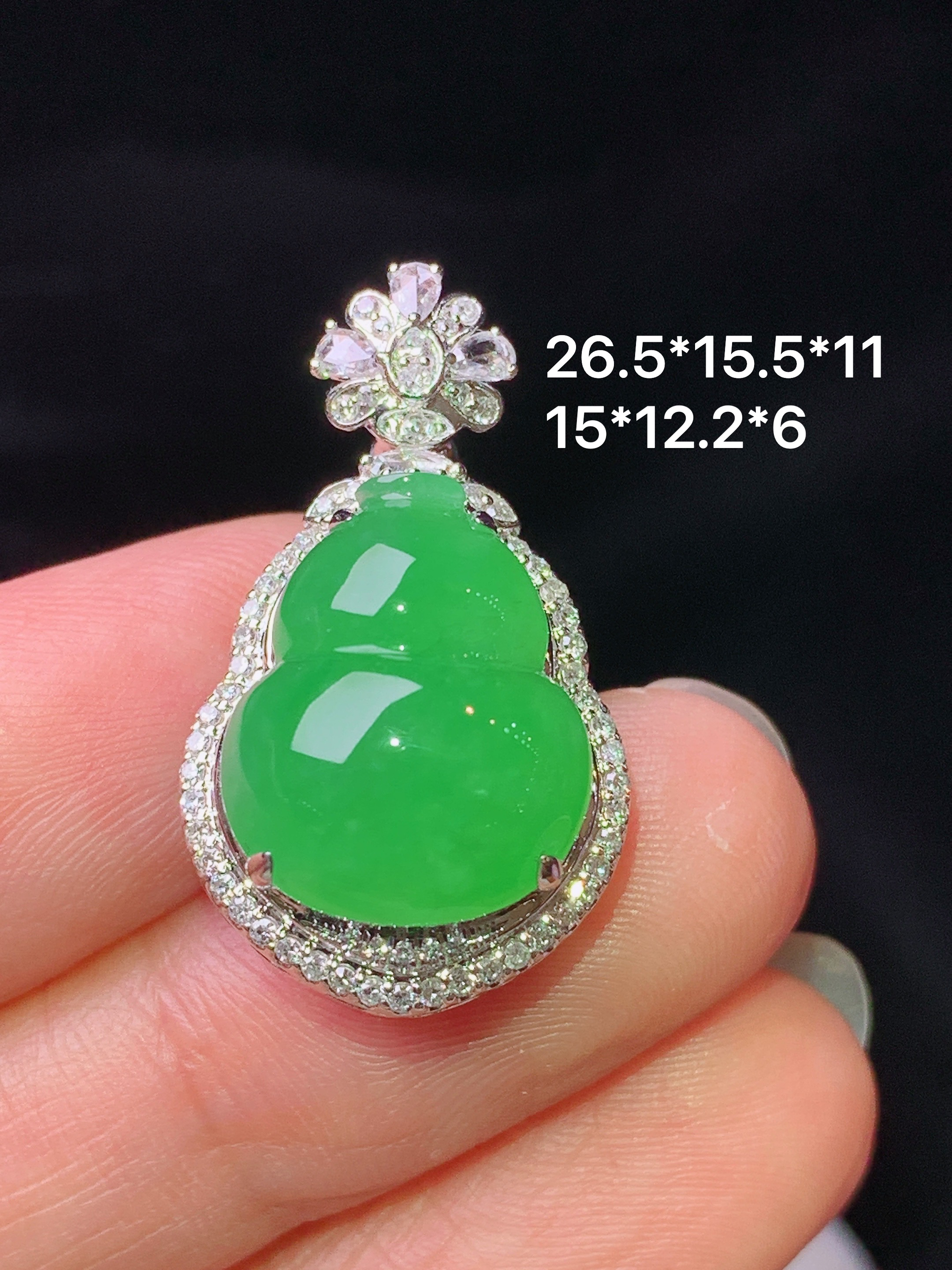 18k金钻镶嵌满绿葫芦吊坠 玉质细腻 色泽艳丽清新 水润亮眼 整体尺寸26.5*15.5*11h1