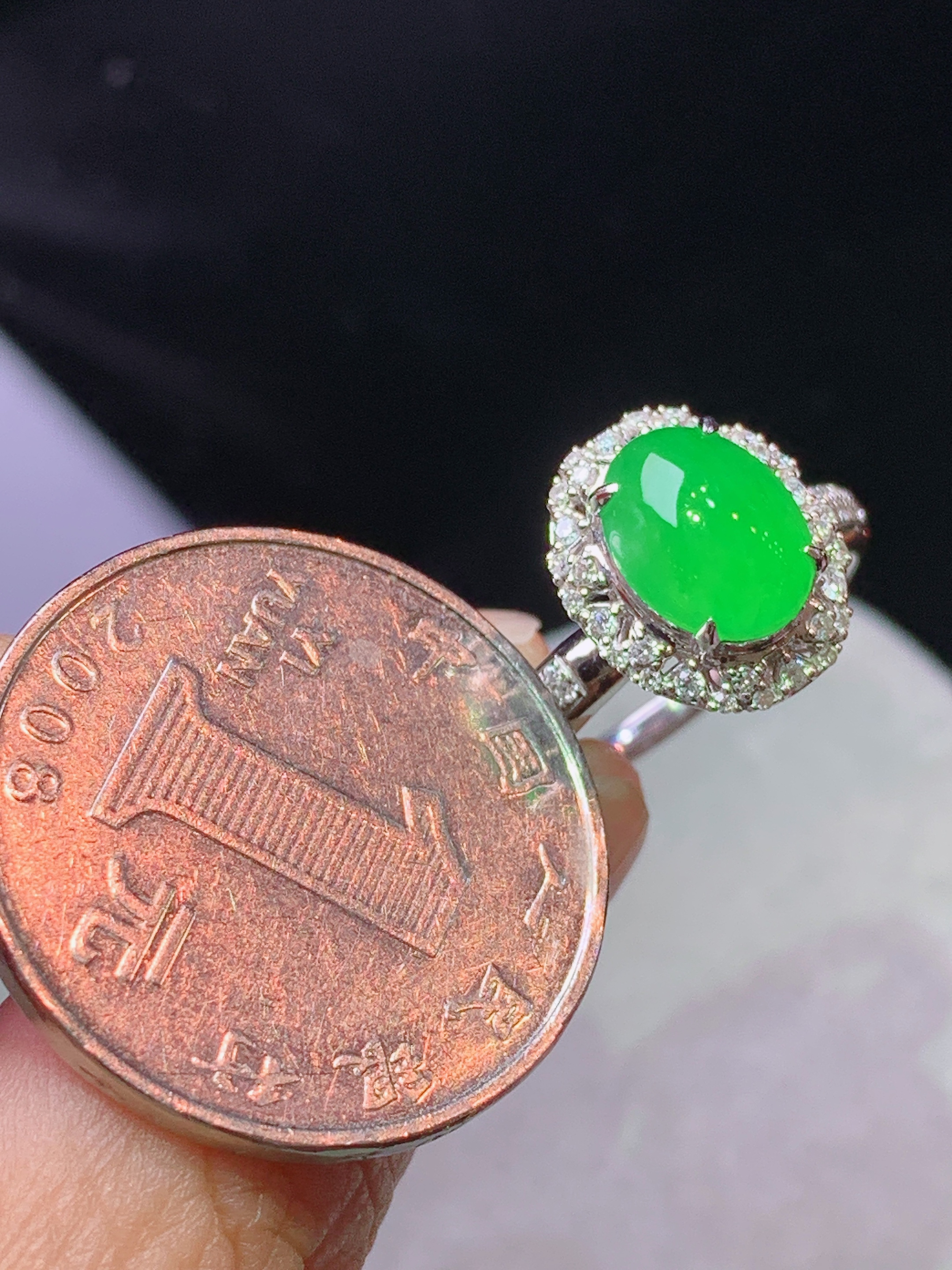 18k金钻镶嵌冰阳绿蛋面戒指 玉质细腻 色泽艳丽清新 水润亮眼 圈口14 整体尺寸12.8*11*9.7L2