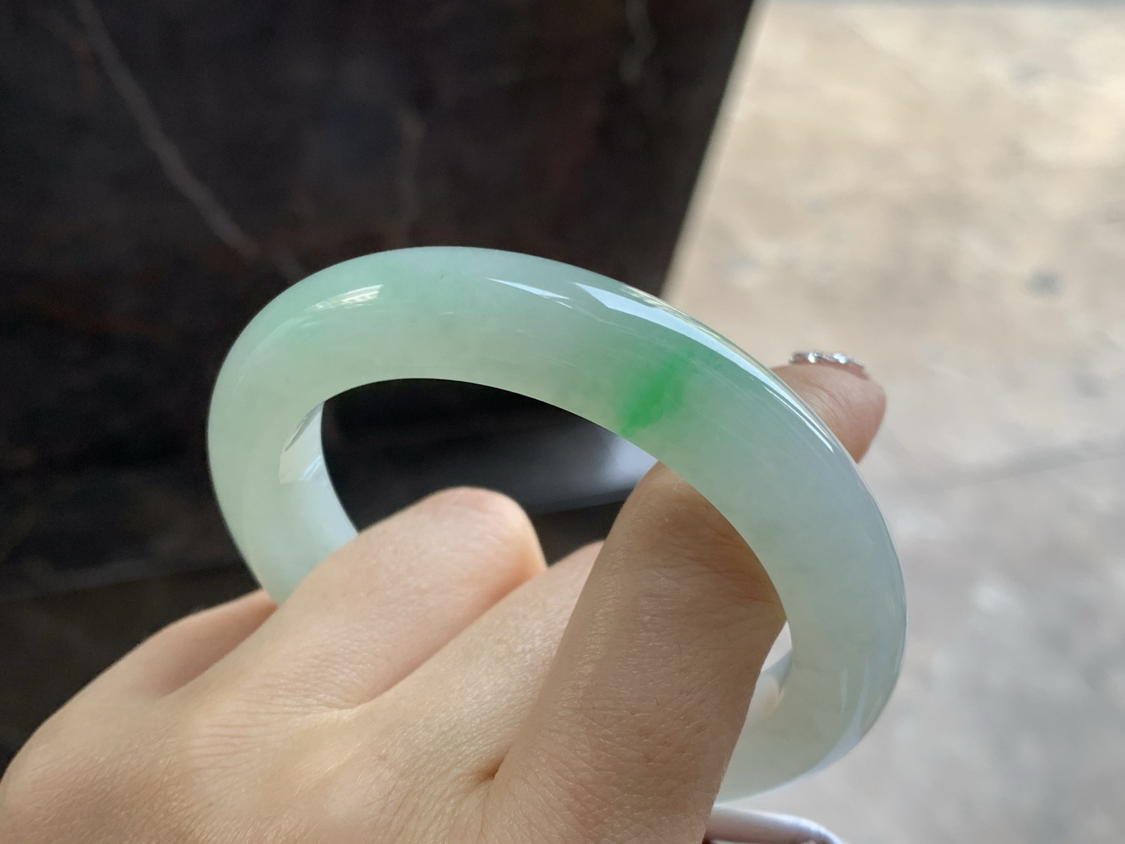 54-11.1-9.5

糯冰种带色手镯^_^有种有色～上手漂亮