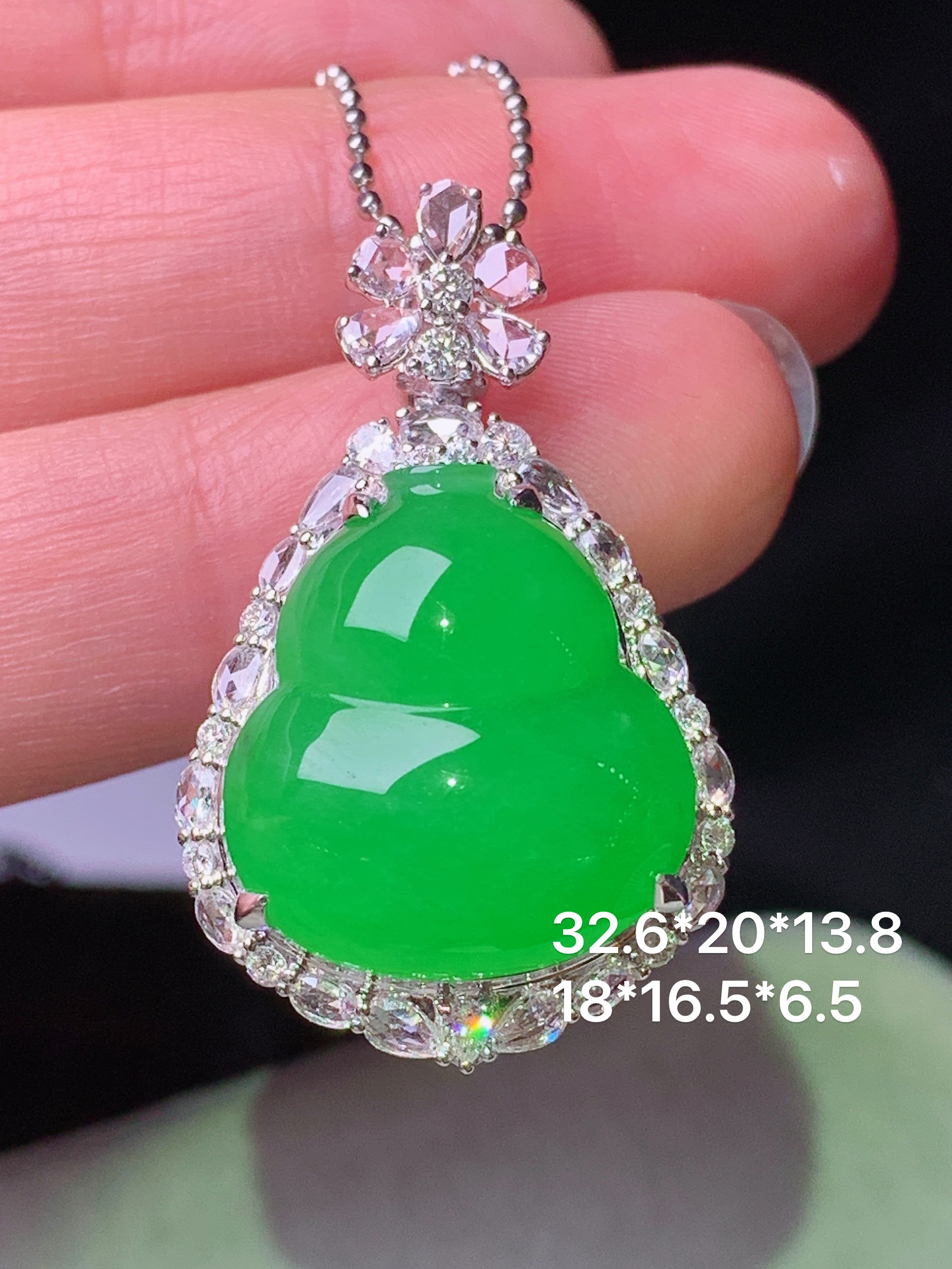 18k金钻镶嵌冰阳绿葫芦吊坠 玉质细腻 色泽艳丽清新 水润亮眼 整体尺寸32.6*20*13.8h2