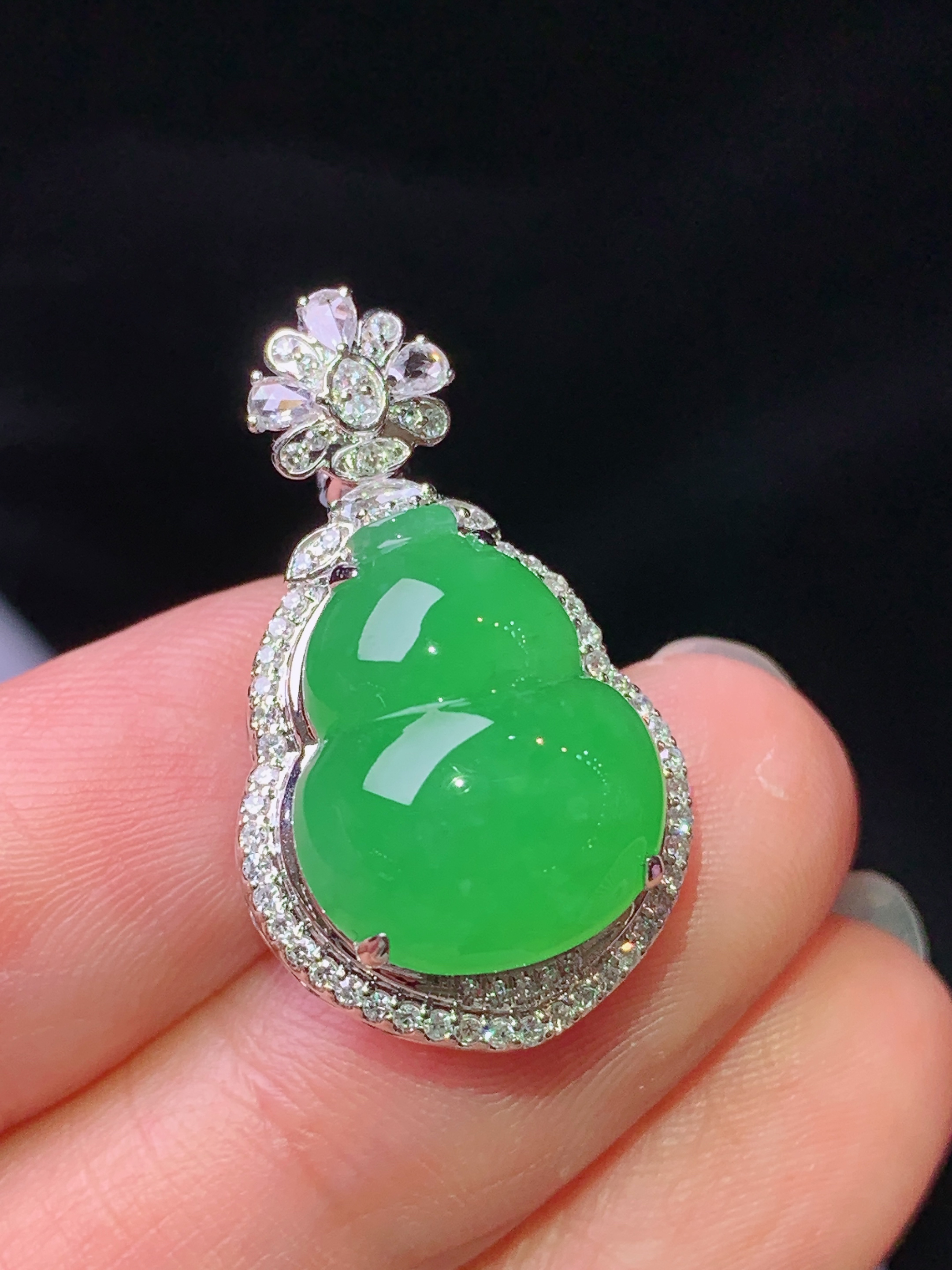 18k金钻镶嵌满绿葫芦吊坠 玉质细腻 色泽艳丽清新 水润亮眼 整体尺寸26.5*15.5*11h1