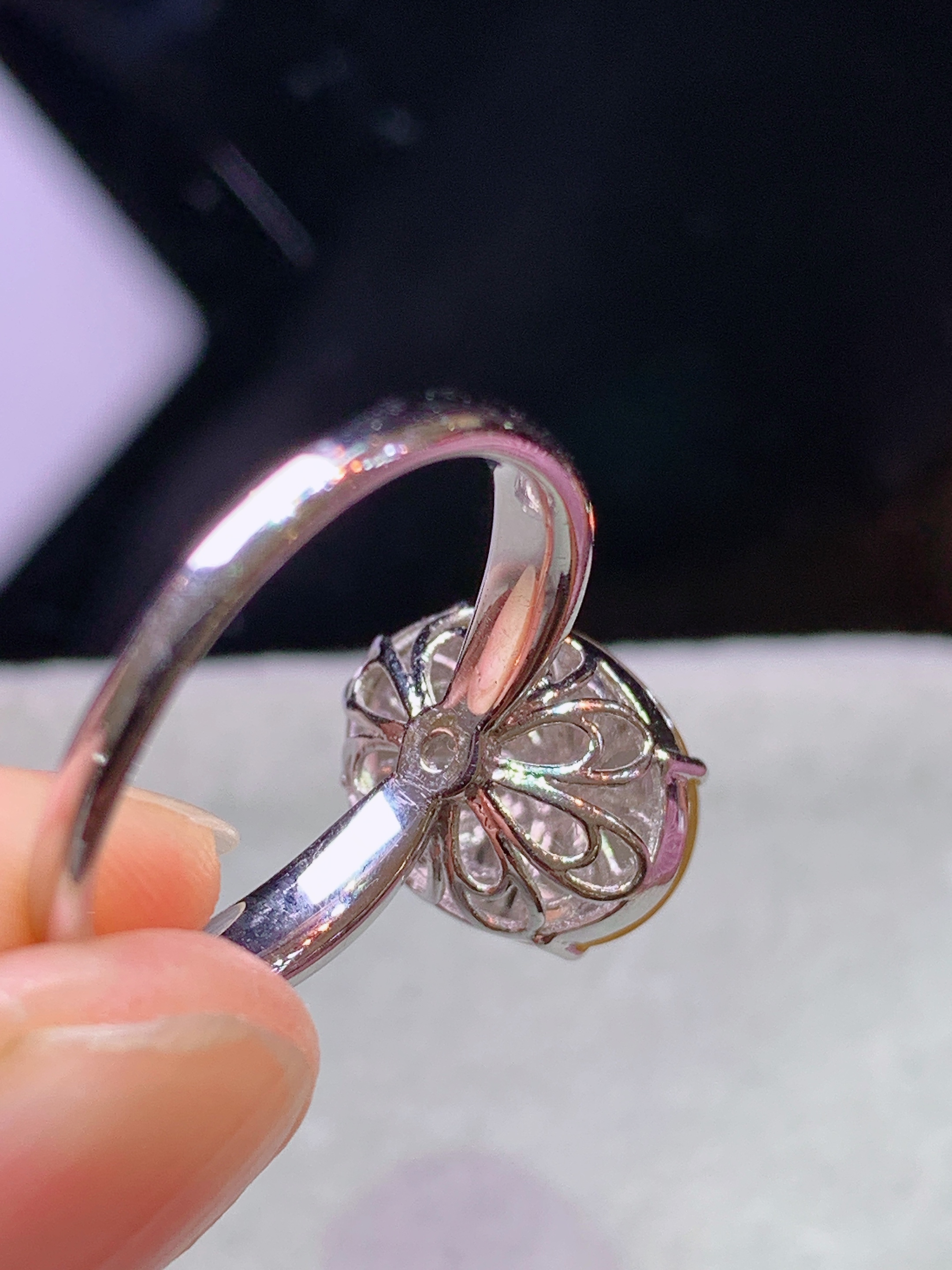 18k金钻镶嵌冰黄翡蛋面戒指 玉质细腻 色泽艳丽清新 水润亮眼 圈口12.5 裸石尺寸12.2*9.6*6L2