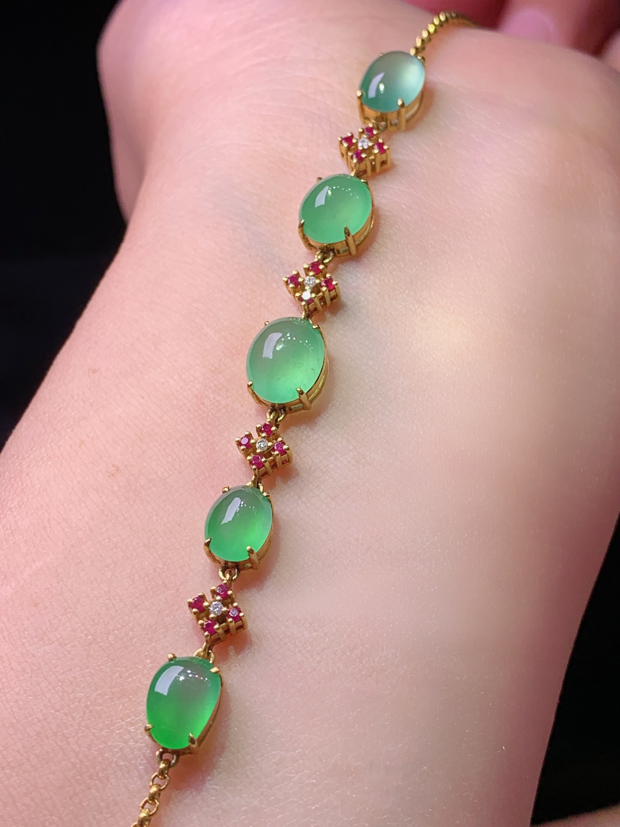 18k金钻镶嵌冰晴绿蛋面手链 玉质细腻 色泽艳丽清新 水润亮眼 整体尺寸170*4*5.6j3