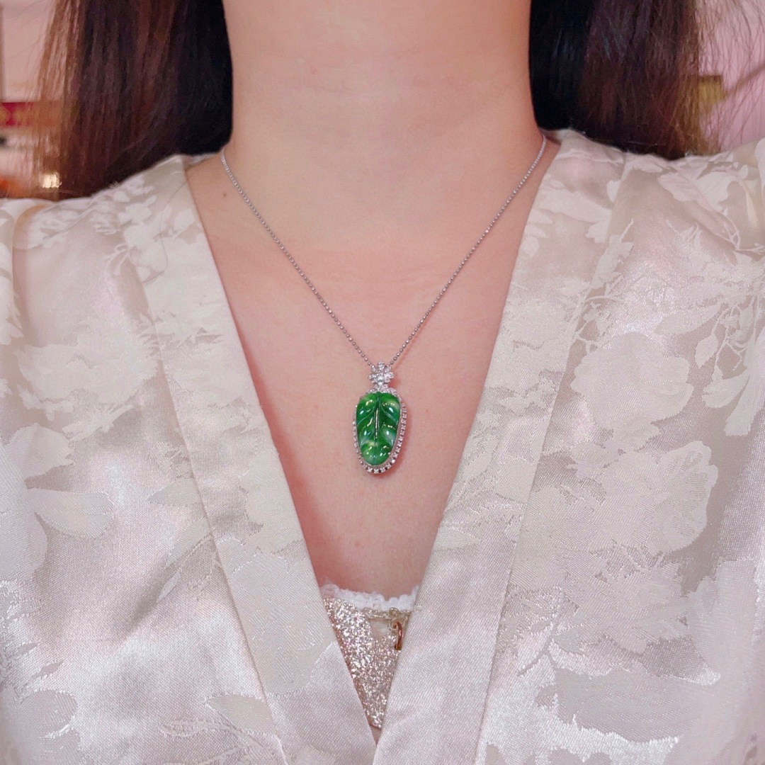 ️超值，翡翠A货 满绿，叶子吊坠，18k金镶嵌，冰润细腻，佩戴效果出众：34/15.8/8.2，裸石：22/12.9/3