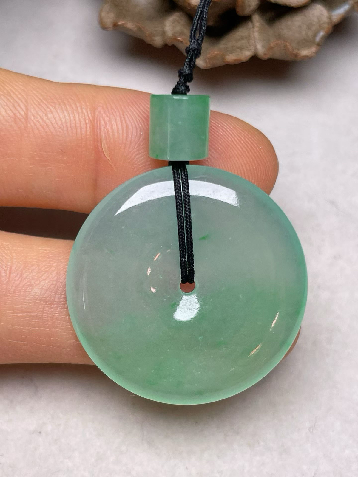 冰种飘绿【平安扣】吊坠、种水好，玉质细腻 ，卖相好