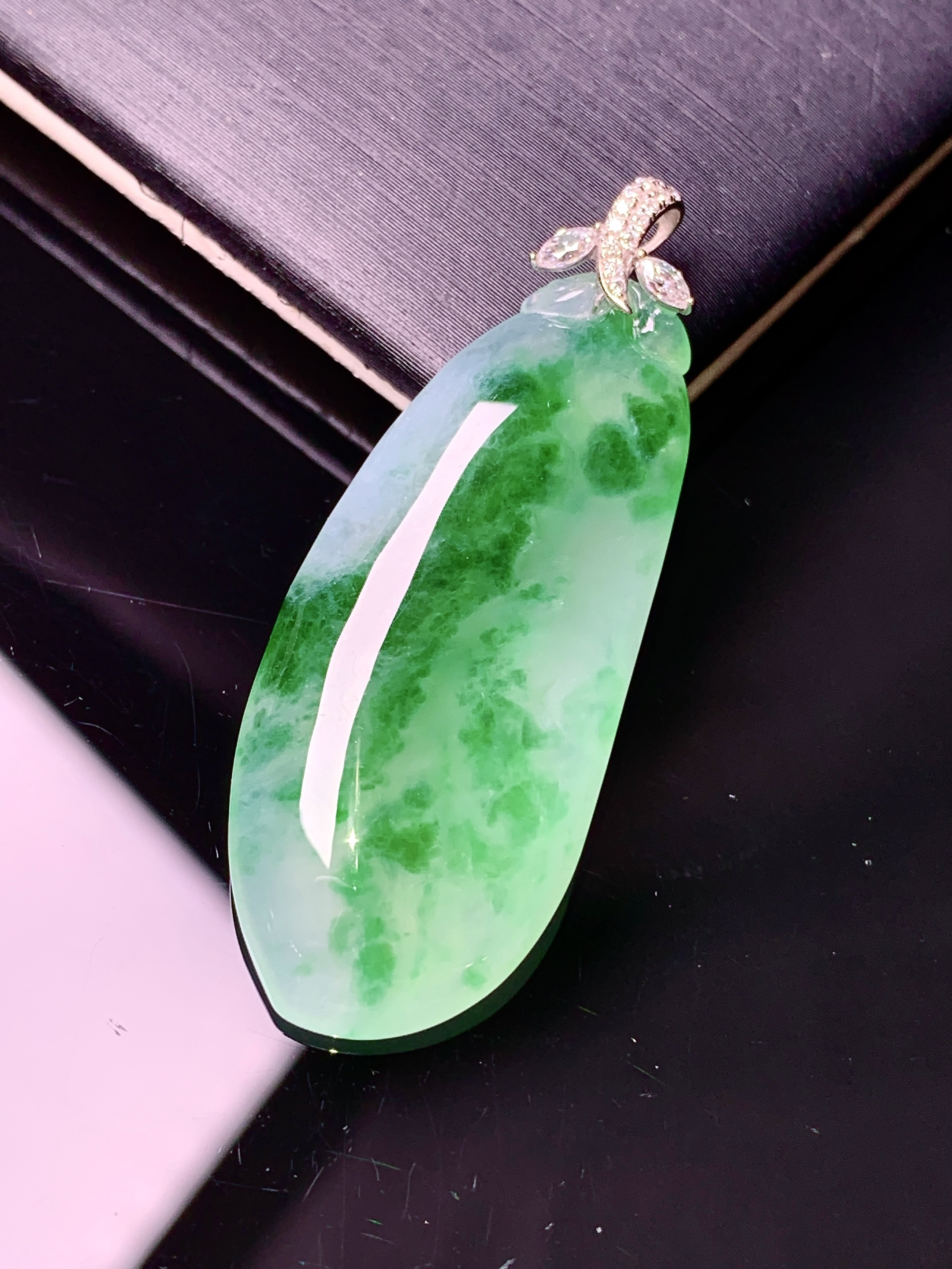 18k金钻镶嵌冰飘绿福瓜吊坠 玉质细腻 色泽艳丽清新 水润亮眼 整体尺寸39.8*15*4.5e1