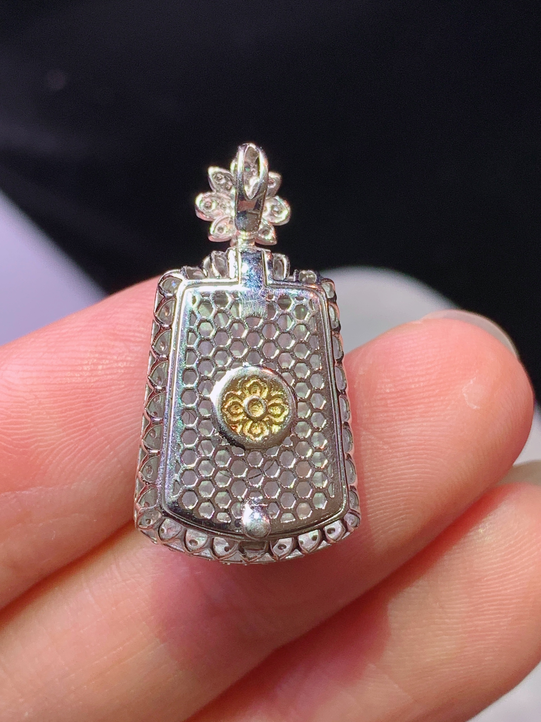 18k金钻镶嵌满绿无事牌吊坠 玉质细腻 色泽艳丽清新 水润亮眼 整体尺寸25.7*13.5*7.6g2