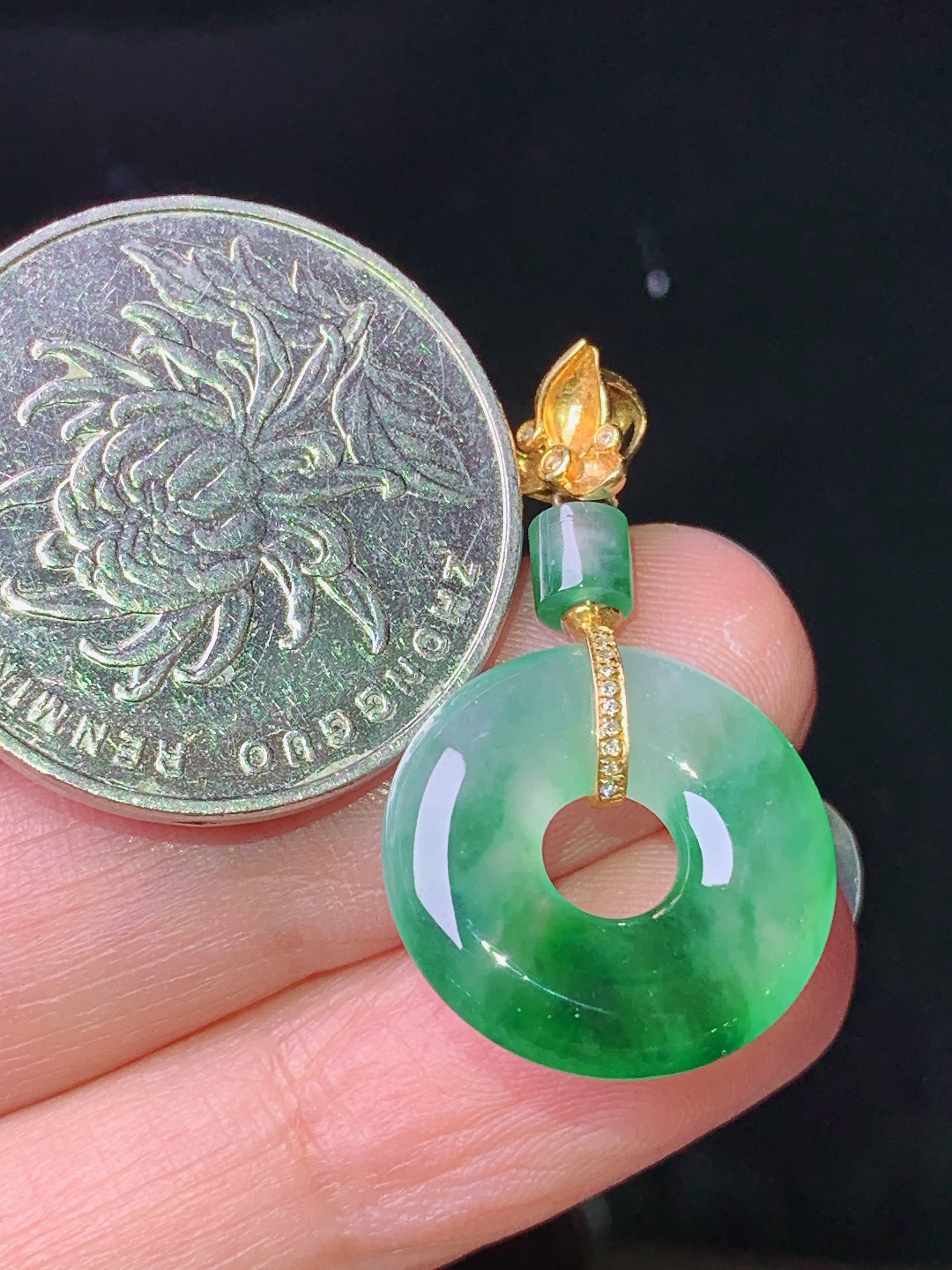 18k金镶嵌飘绿平安环吊坠 玉质细腻 色泽艳丽清新 水润亮眼 整体尺寸29*17*3.5m1