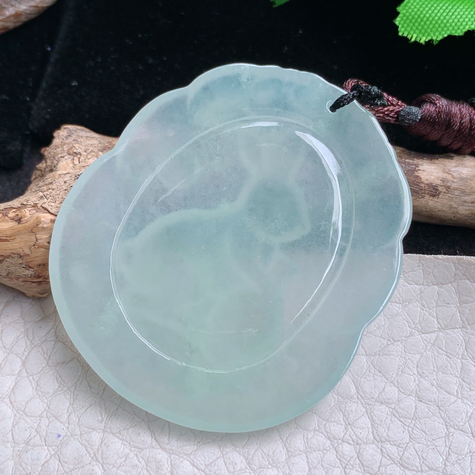 bg实拍62.3*543.5*6缅甸翡翠精雕冰晴兔子 生肖兔玉吊坠 玉挂件