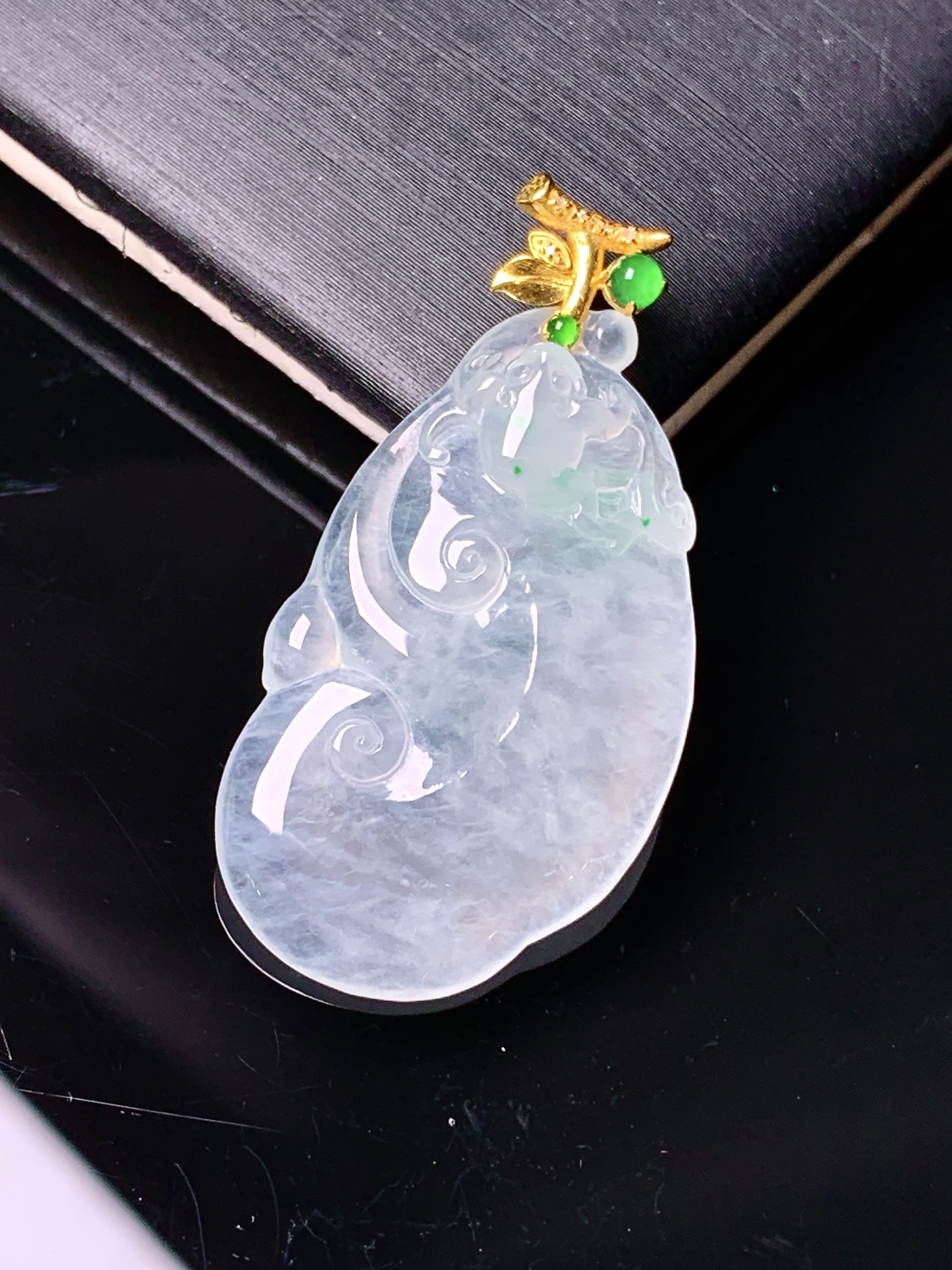 18k金钻镶嵌冰种如意吊坠 玉质细腻 色泽艳丽清新 水润亮眼 整体尺寸33*16.8*4.8e1