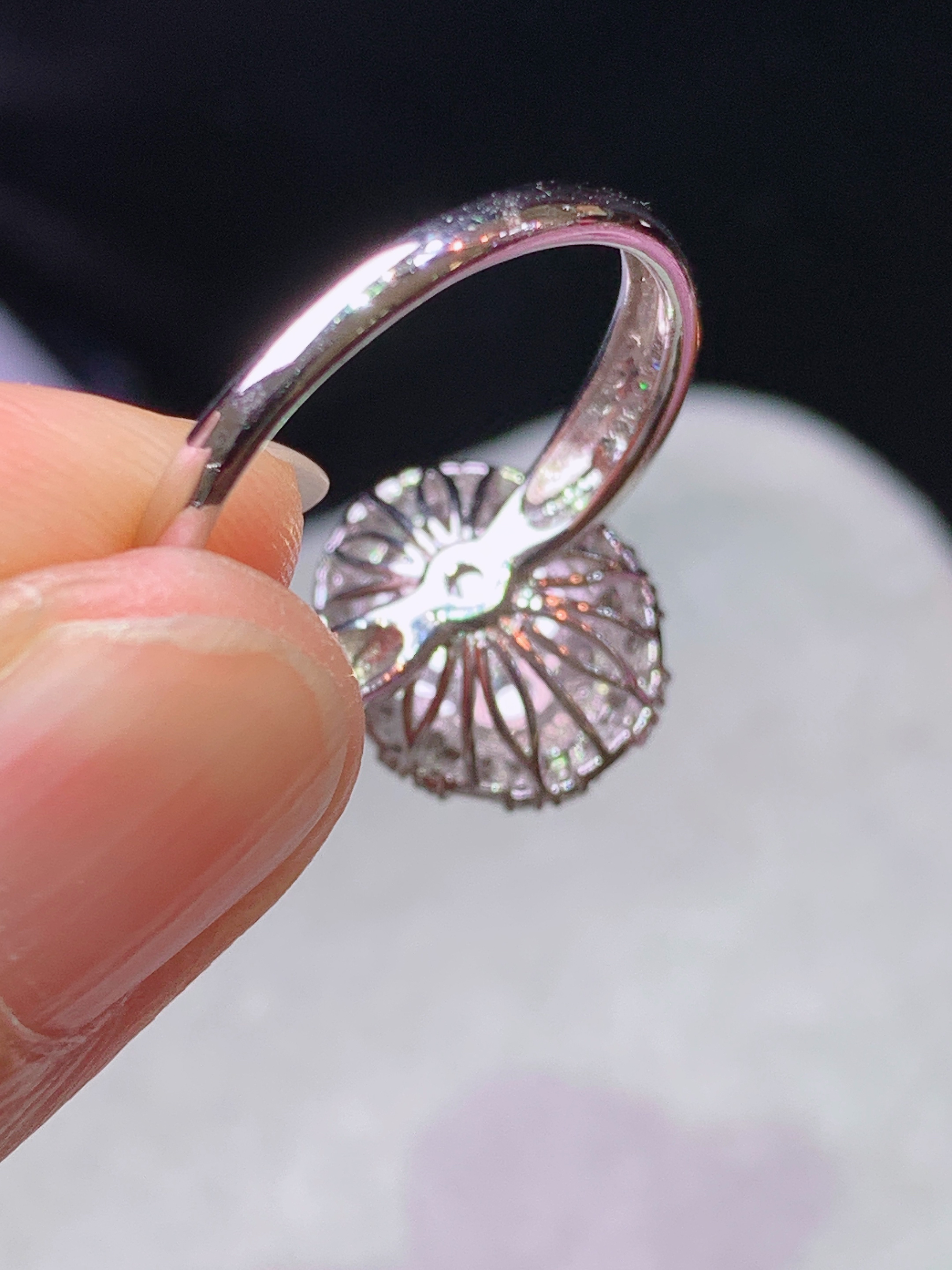 18k金钻镶嵌冰阳绿蛋面戒指 玉质细腻 色泽艳丽清新 水润亮眼 圈口14 整体尺寸12.8*11*9.7L2