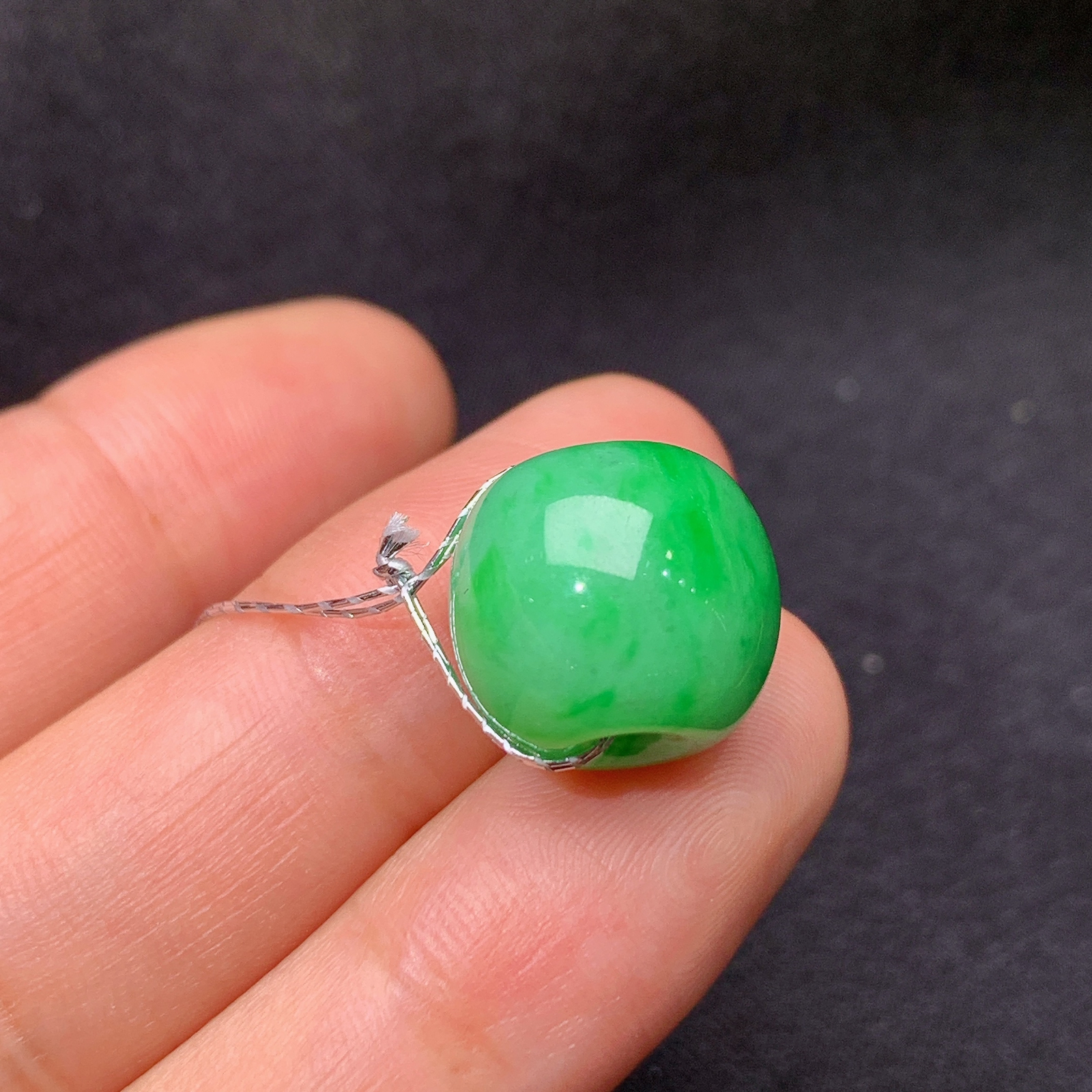 翠绿路路通 品相好 料子细腻 尺寸12*13.3