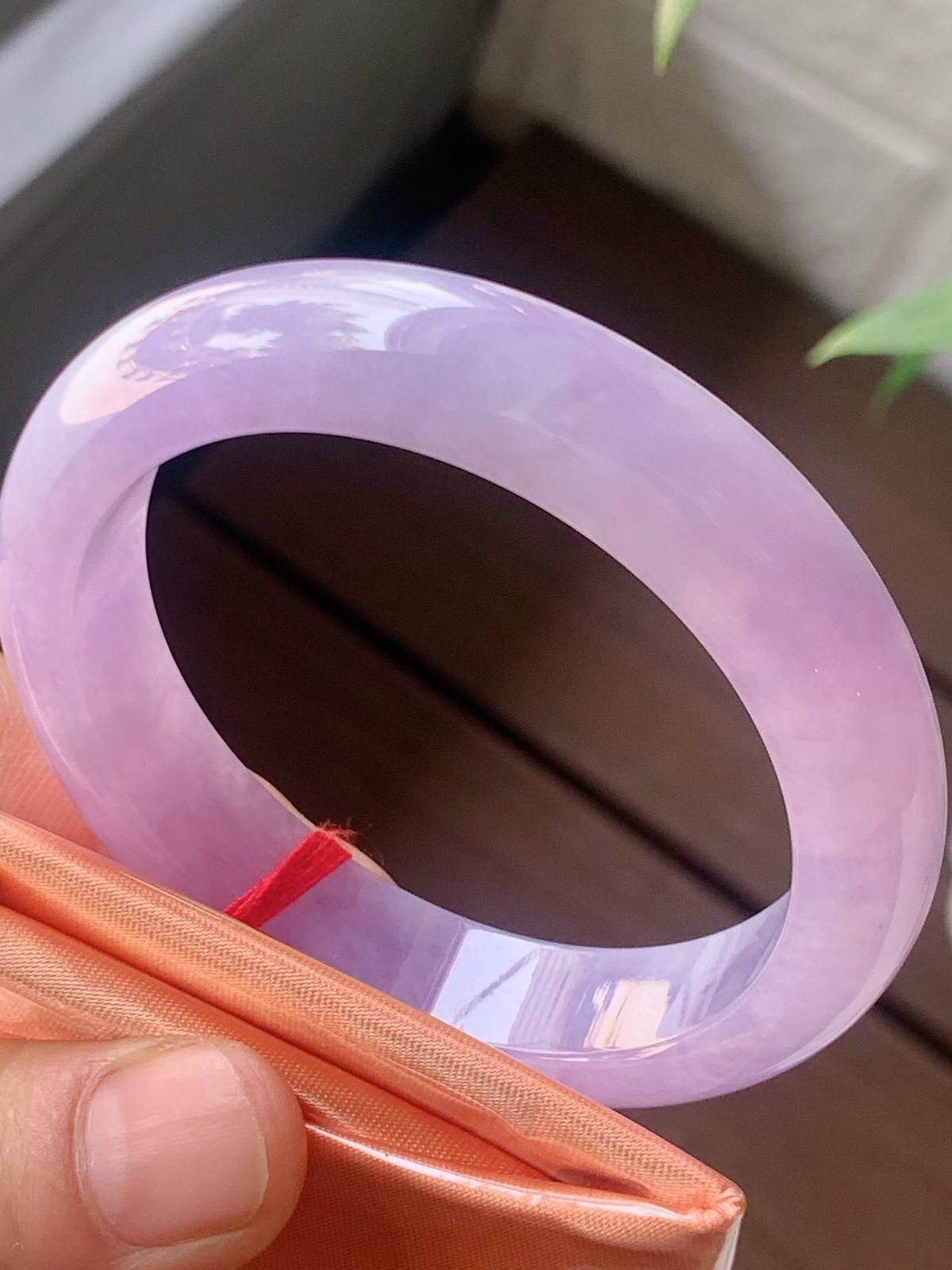 【翡翠名称】老种冰紫罗兰52.6正圈口手镯
【翡翠尺寸】52.6/12.4/8.6mm适合51.6-54正圈口佩戴
【翡翠描述】宝贝种老水足，玉质细腻，色泽靓丽，性价比高，佩戴效果好！
【其它赠送】权威证书/精美挂绳盒子/支持全国复检