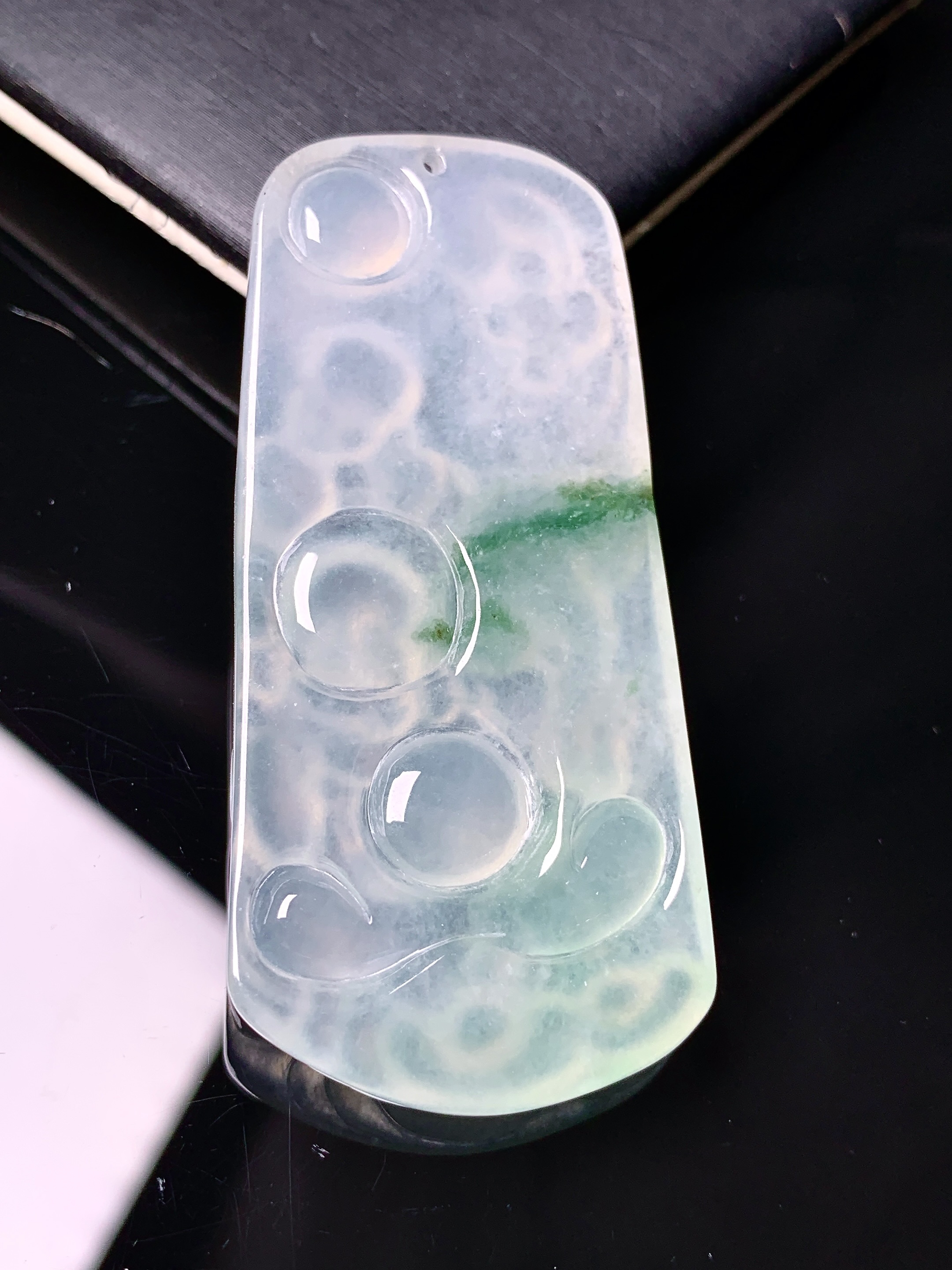 飘绿多仔多福佛公牌吊坠 玉质细腻 色泽艳丽清新 水润亮眼 整体尺寸55*25.8*5.3x1