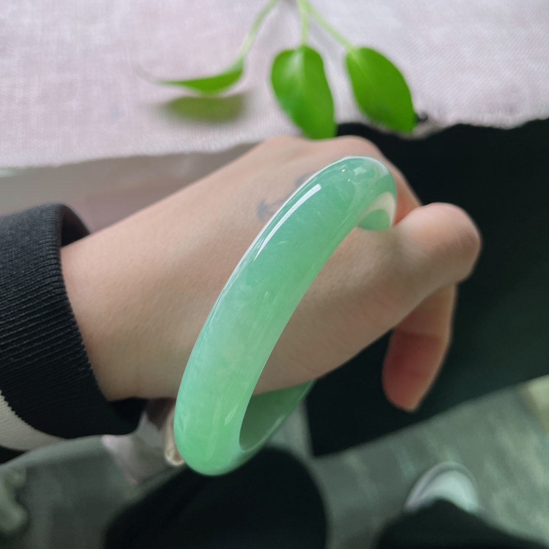 57.9/13.1/9.3，满绿正圈，色泽清雅，种老，郁郁层峦夹岸青，青山绿水去无声。无裂，ss51891a