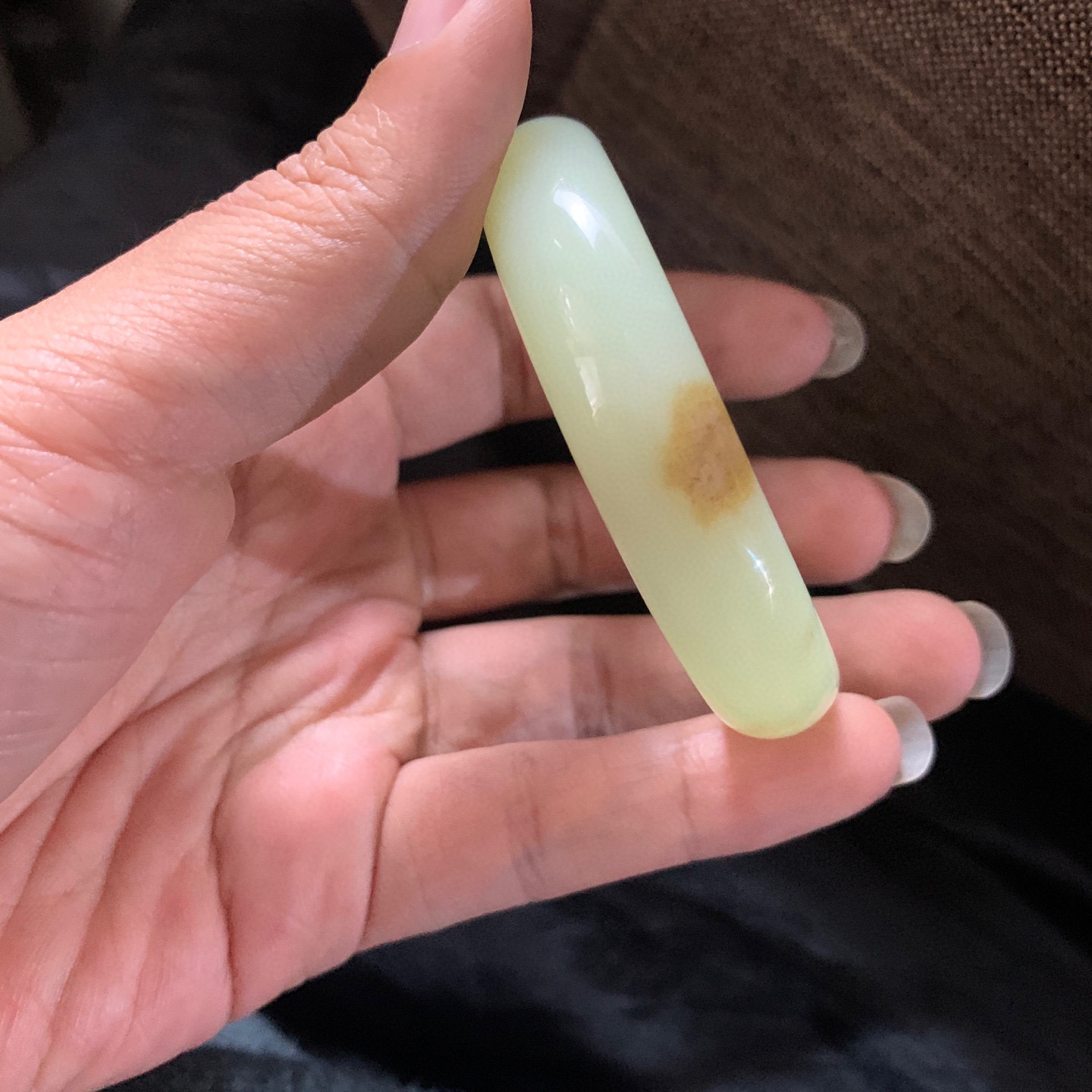 51.8圈口和田玉且末糖料宽版手镯，和田玉51.8圈口手镯，镯型古朴典雅。在诗情画意的雨巷相遇，你是