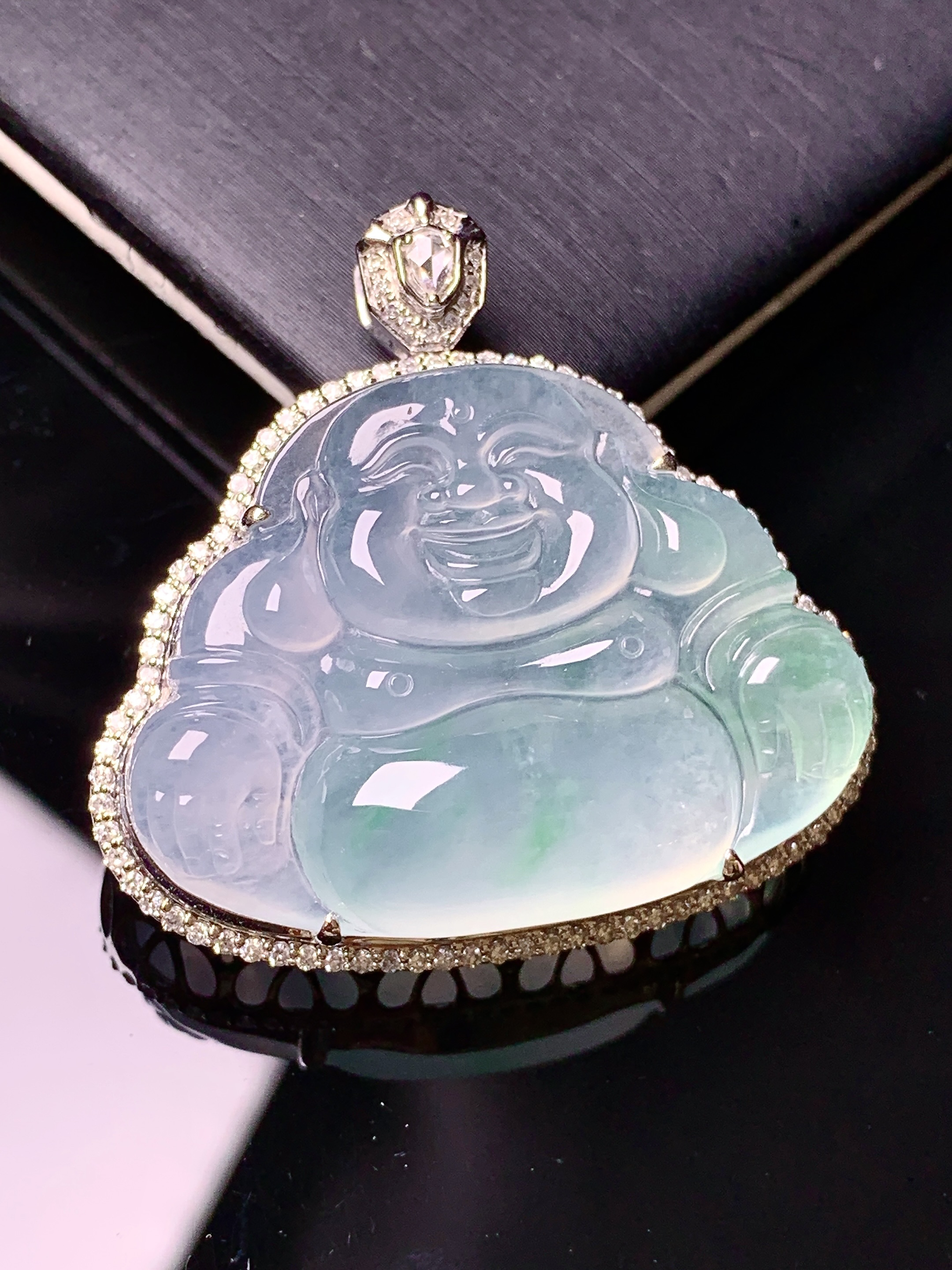 18k金钻镶嵌冰种飘绿佛公吊坠 玉质细腻 色泽艳丽清新 水润亮眼 整体尺寸34.2*35.2*11g