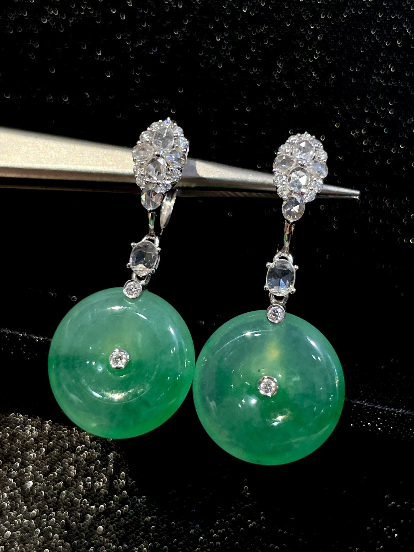 ️ 18K飘绿平安扣耳坠，温润翡翠平安扣，自带清雅飘绿，绿意灵动自然，线条圆润流畅，简约利落设计，尽显东方温婉气质。尺寸：整体34.9/16.3/4.8