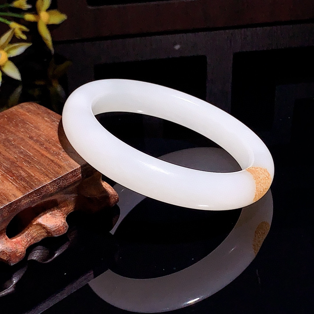 和田玉59圈羊脂白手镯！59圈口枣红皮，圈口59宽12.5玉质细腻油润 底色纯净 无裂无杂 脂粉好，品质高。