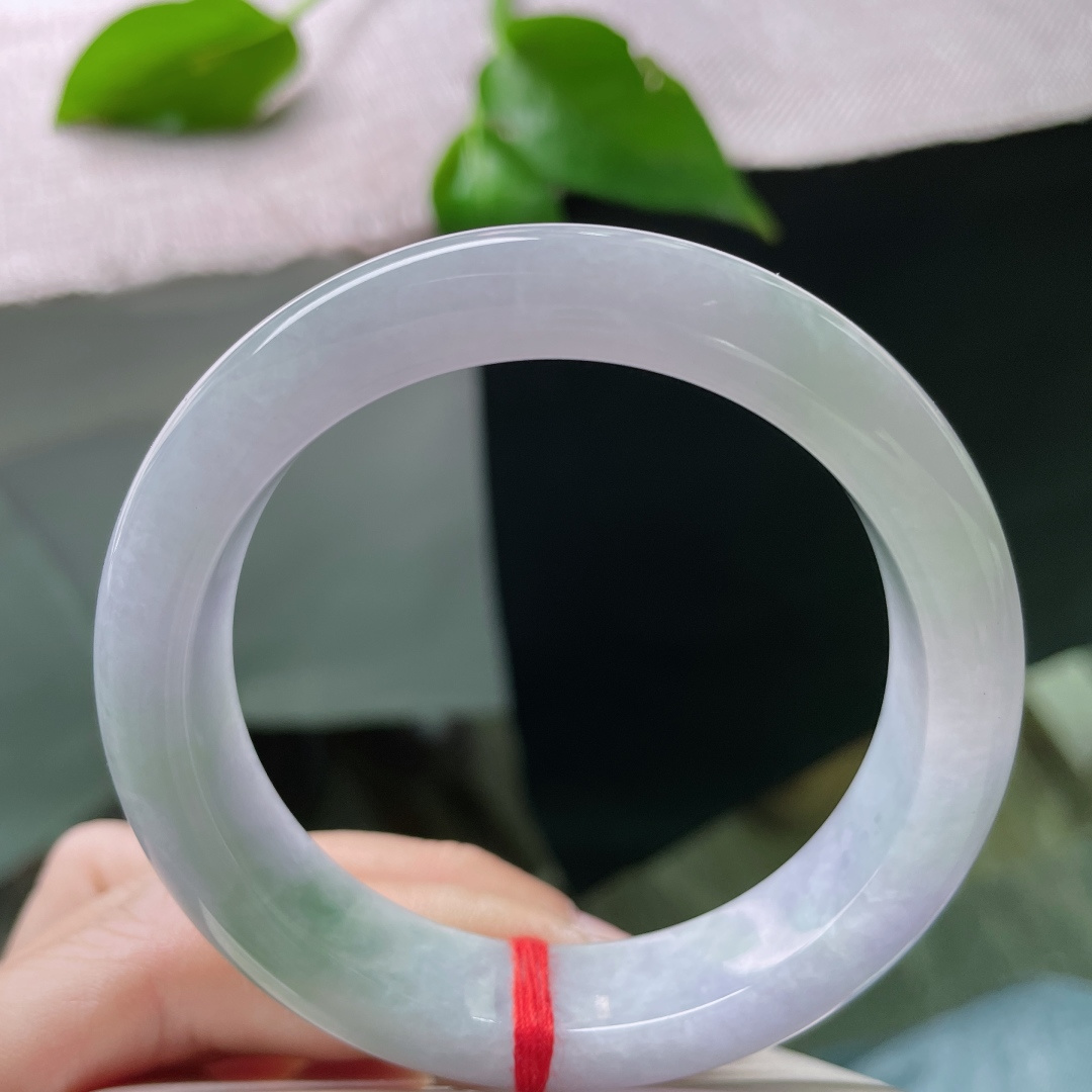 54/12.9/8.2，春带彩正圈，水润，紫为云，绿为芽，一镯藏尽人间春色。一点皮纹不显，ss51947a