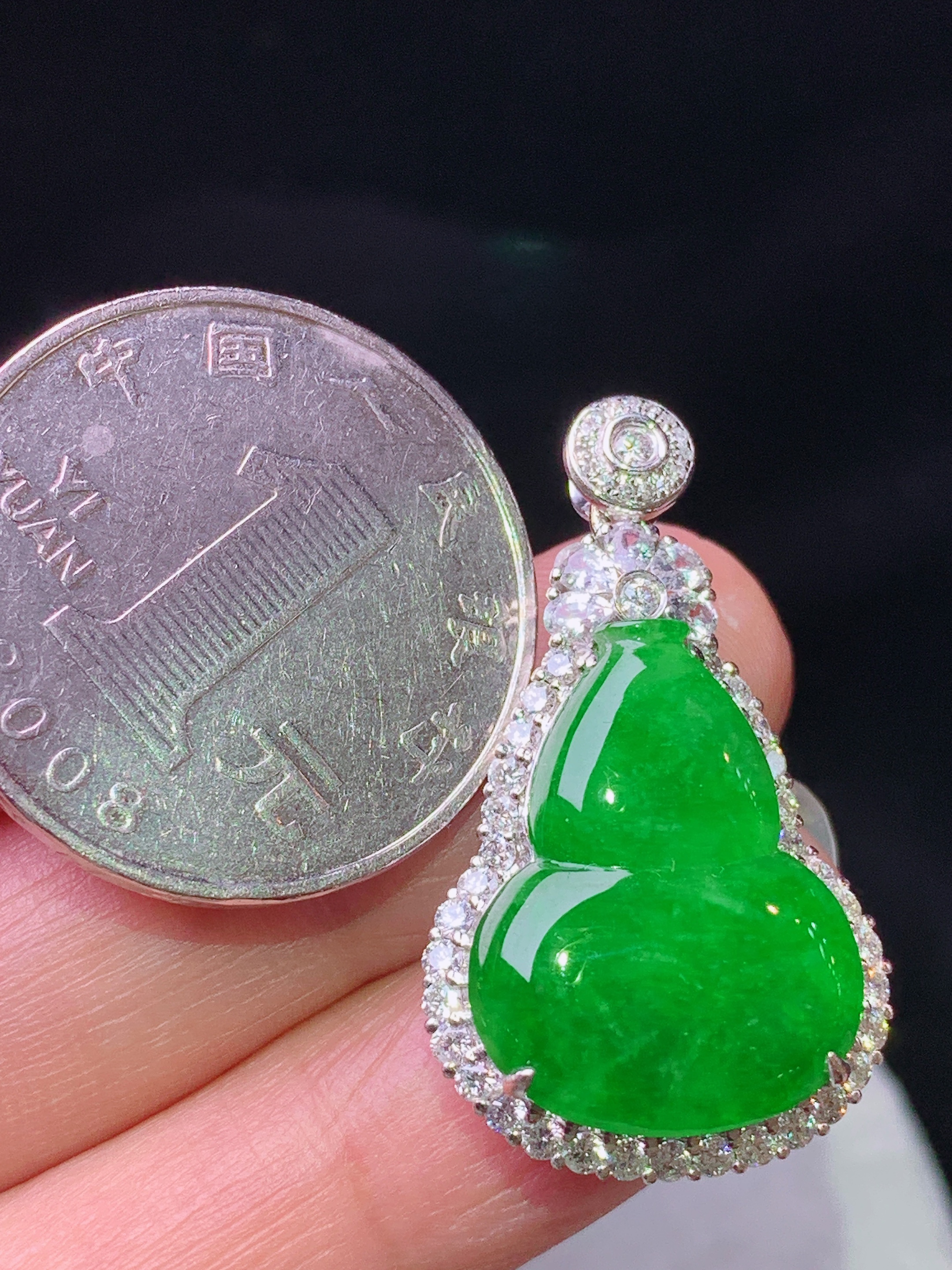 18k金钻镶嵌满绿葫芦吊坠 玉质细腻 色泽艳丽清新 水润亮眼 整体尺寸31.2*18.3*7.8s1