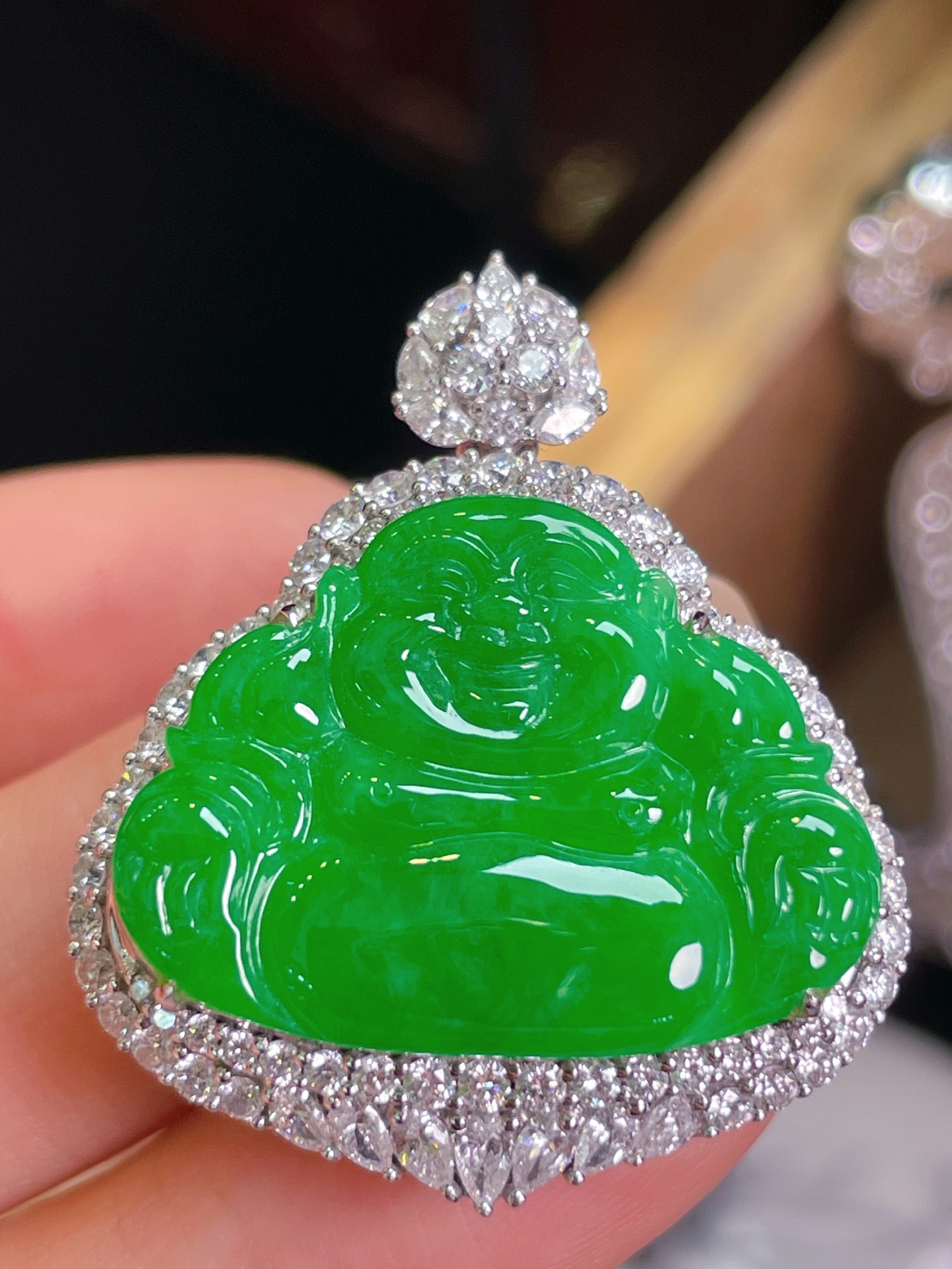 ️翡翠A货 佛公吊坠，阳绿满色，料子冰润细腻，种老起光，18k金镶真钻，上身佩戴效果很好34.6/