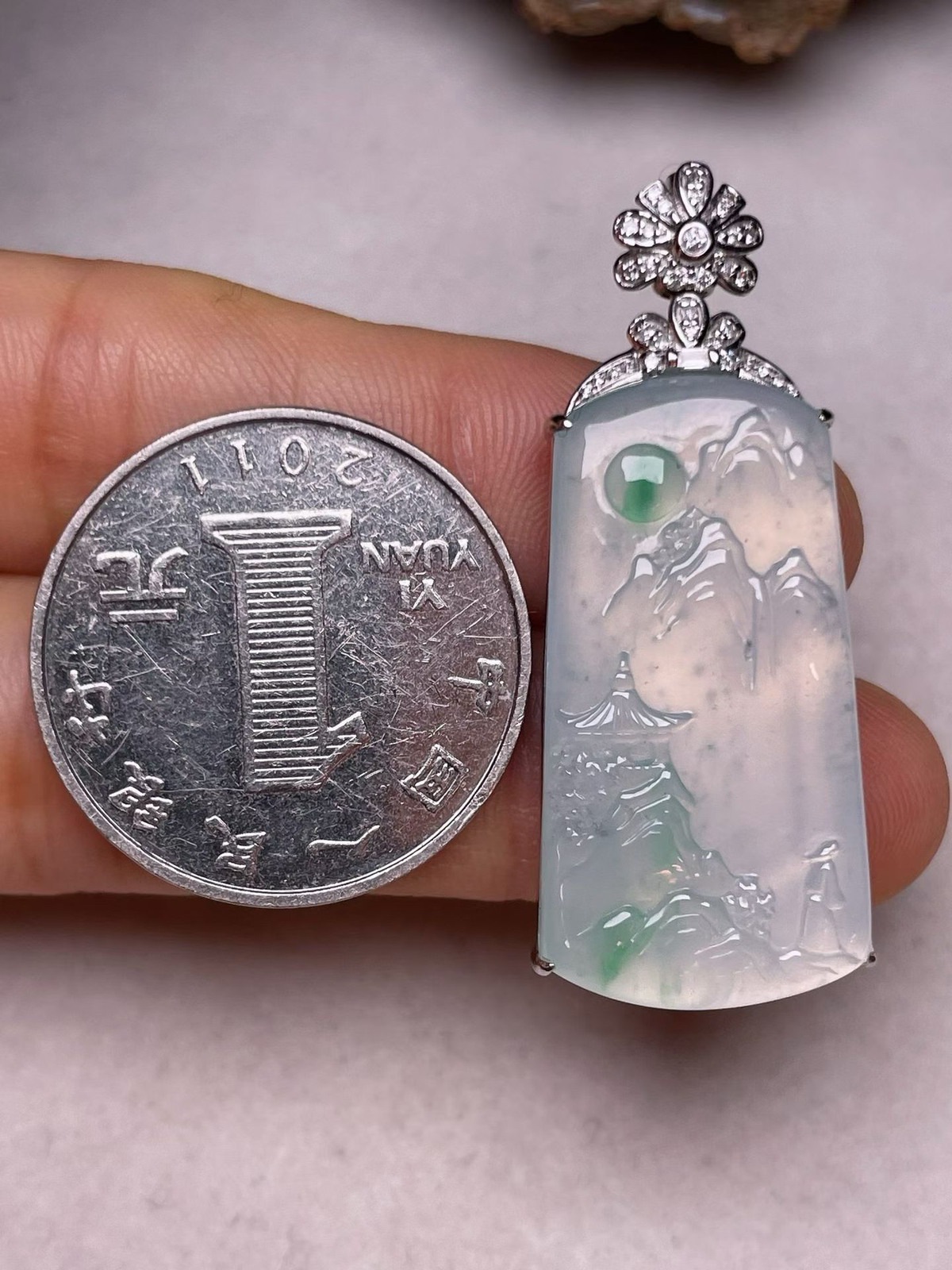 冰种飘绿山水牌吊坠、真金真钻镶嵌，种水好，玉质细腻 .裸石尺寸 30.6*16.5