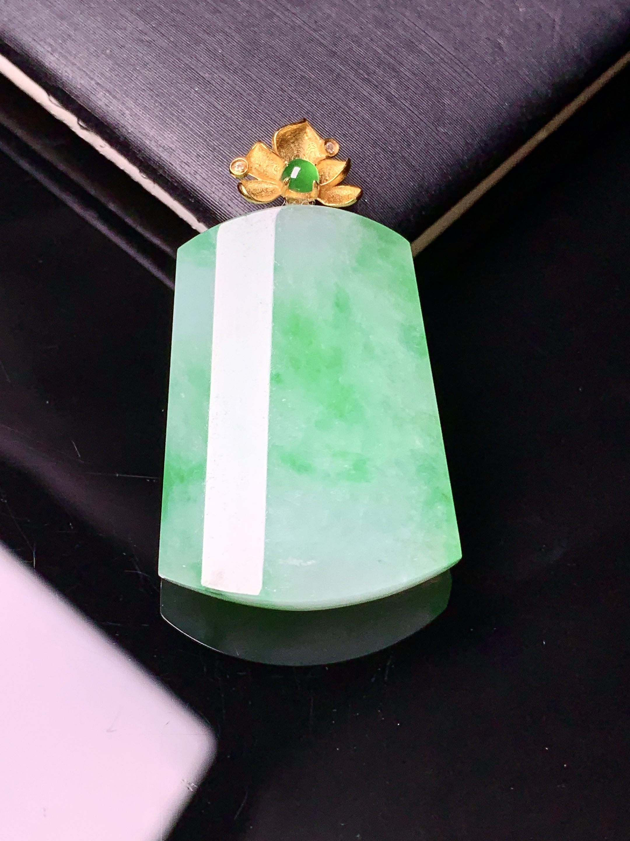 18k金镶嵌飘绿素牌吊坠 玉质细腻 色泽艳丽清新 水润亮眼 整体尺寸30.9*18.3*5.5e1