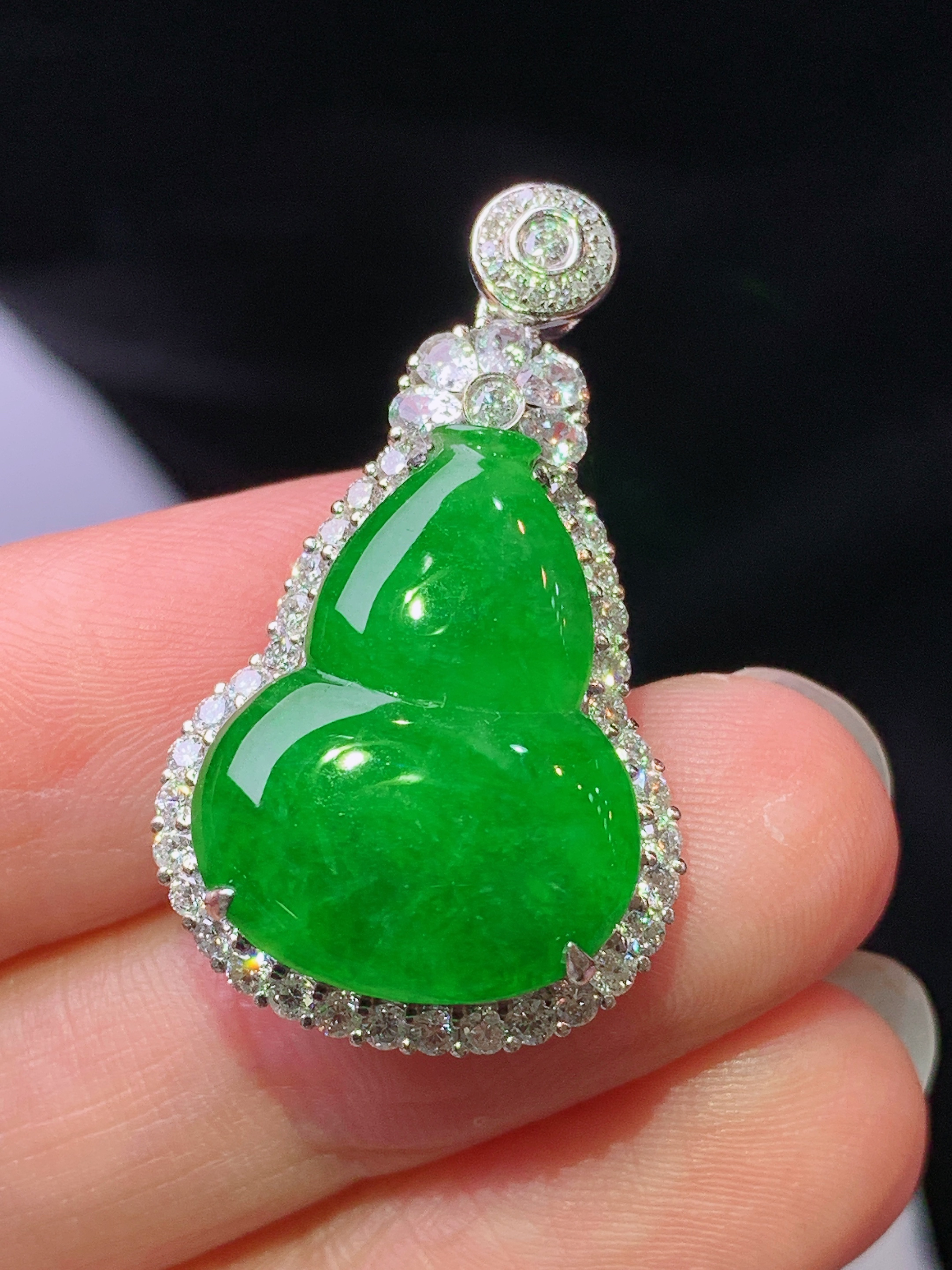 18k金钻镶嵌满绿葫芦吊坠 玉质细腻 色泽艳丽清新 水润亮眼 整体尺寸31.2*18.3*7.8s1