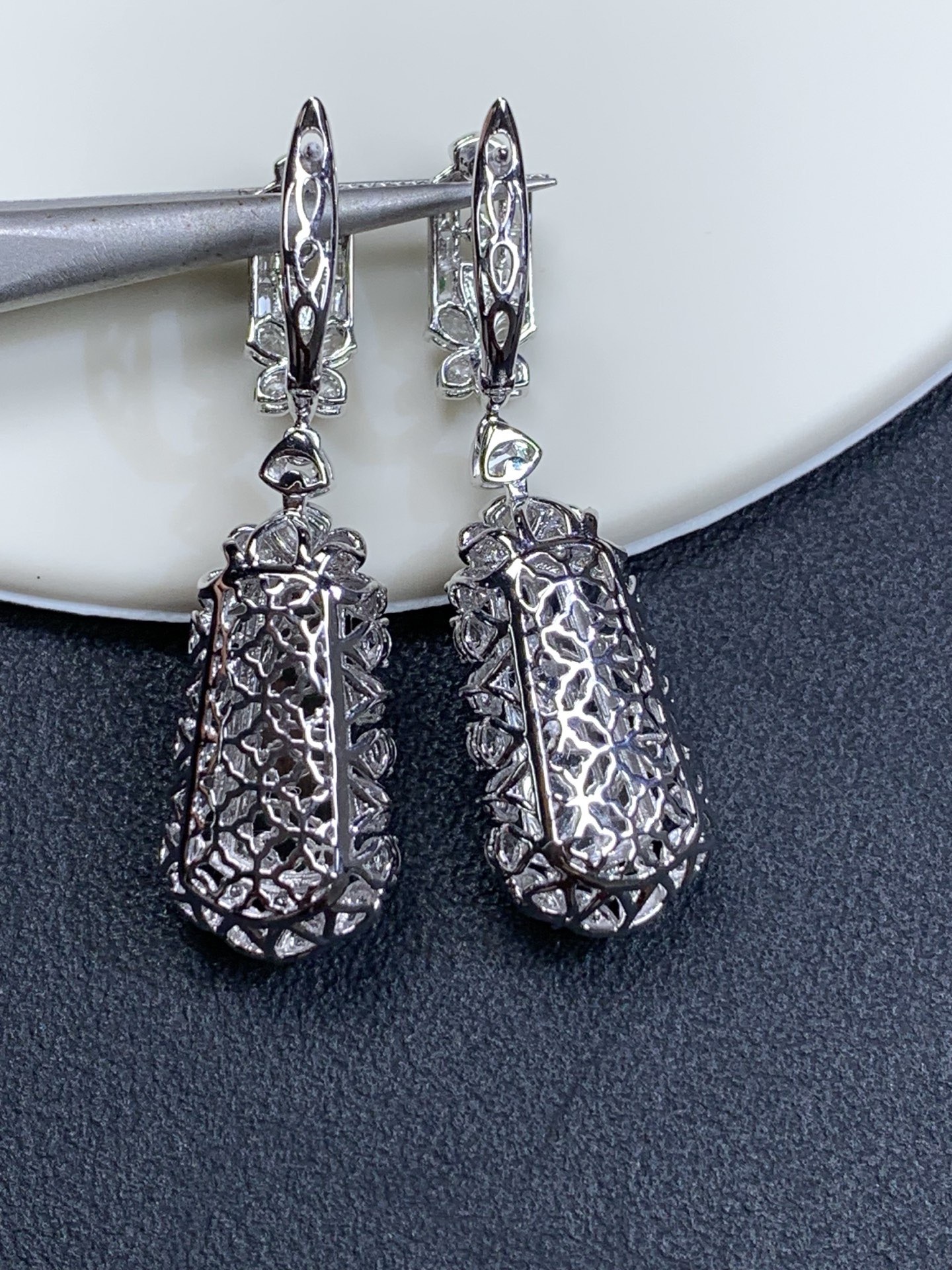 18k金镶嵌冰种玻璃无事柱耳包37.8/113/9，裸石14.6/7.2/4.8