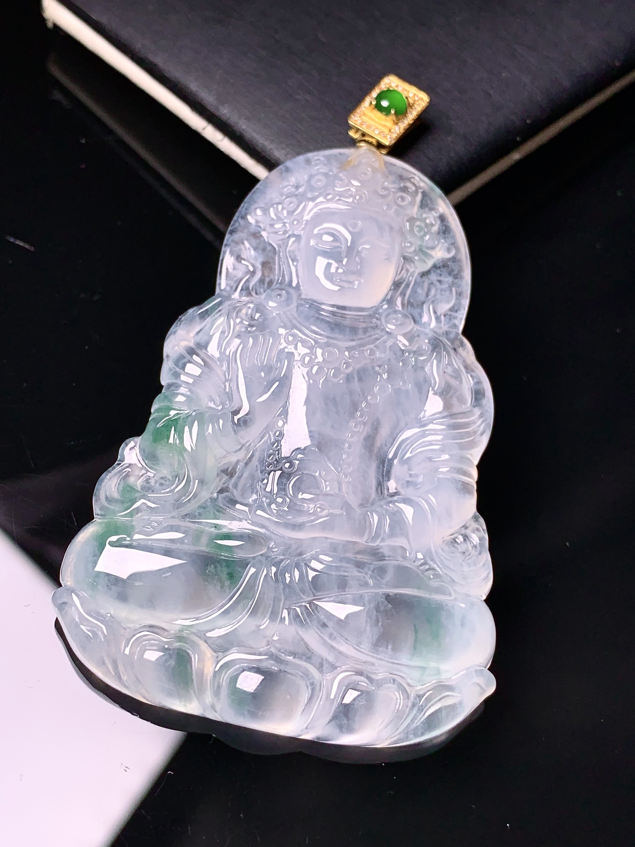 18k金钻镶嵌冰种飘绿观音吊坠 玉质细腻 色泽艳丽清新 水润亮眼 整体尺寸65*38*5.5h3