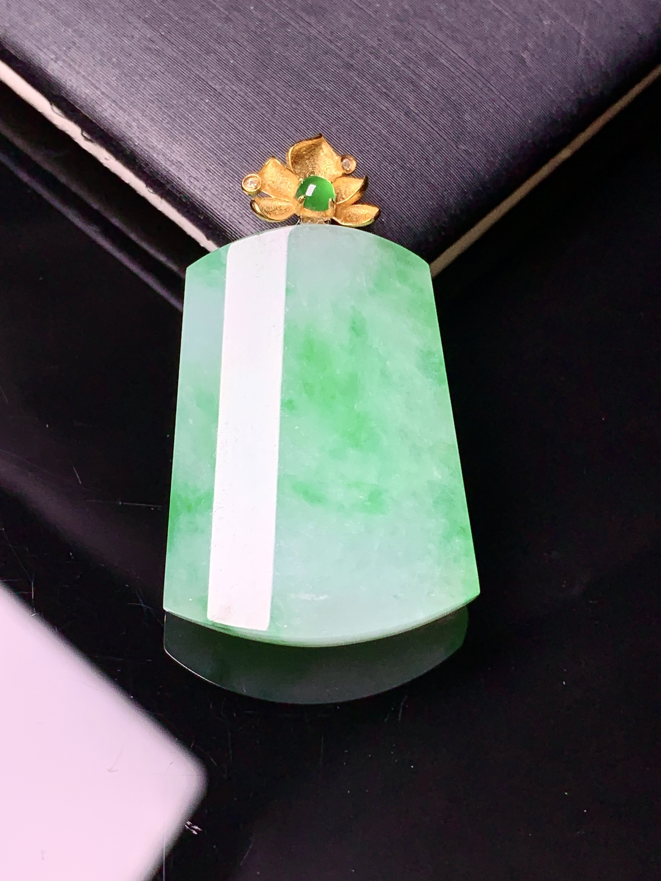 18k金镶嵌飘绿素牌吊坠 玉质细腻 色泽艳丽清新 水润亮眼 整体尺寸30.9*18.3*5.5e1
