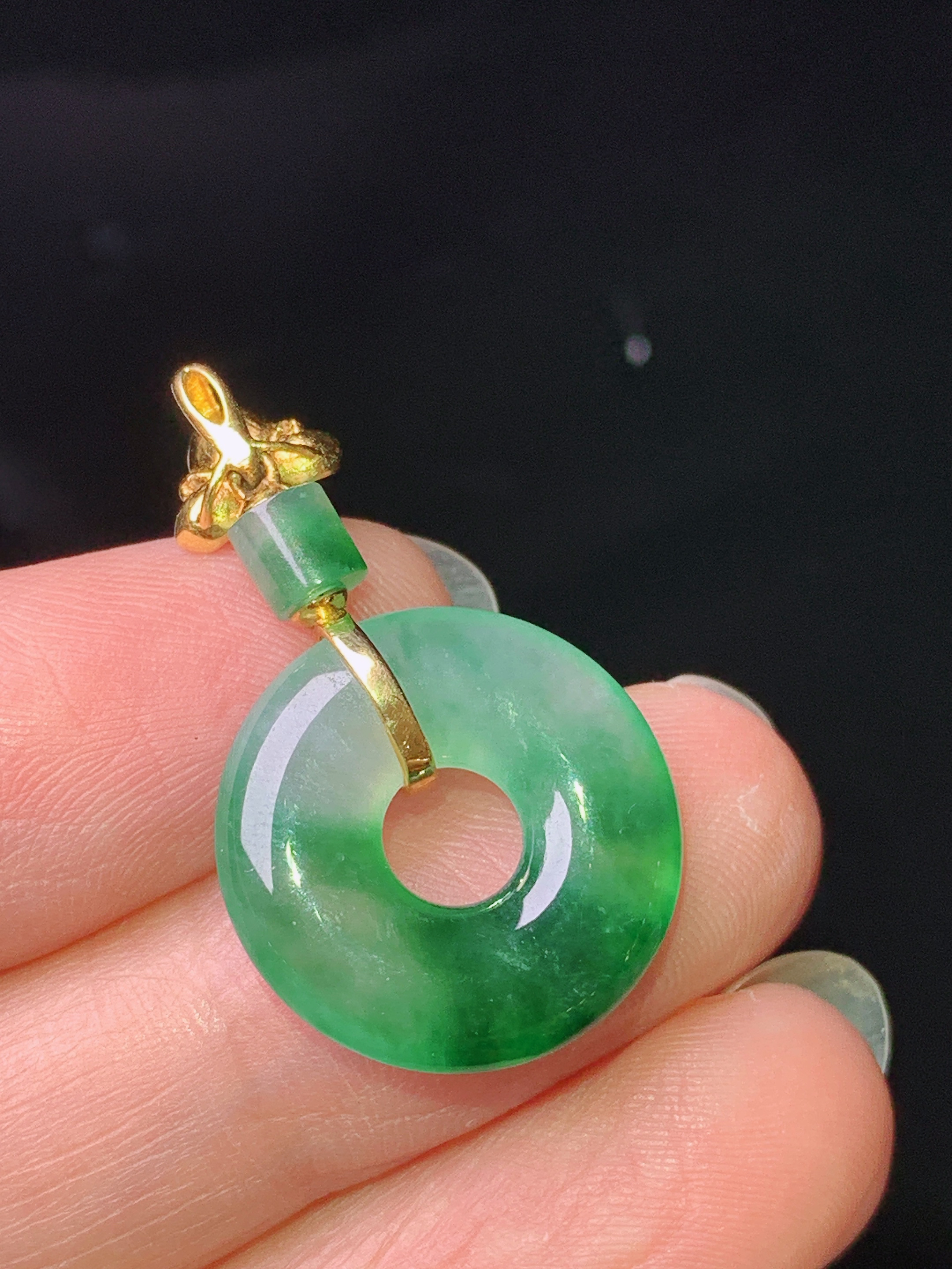 18k金镶嵌飘绿平安环吊坠 玉质细腻 色泽艳丽清新 水润亮眼 整体尺寸29*17*3.5m1
