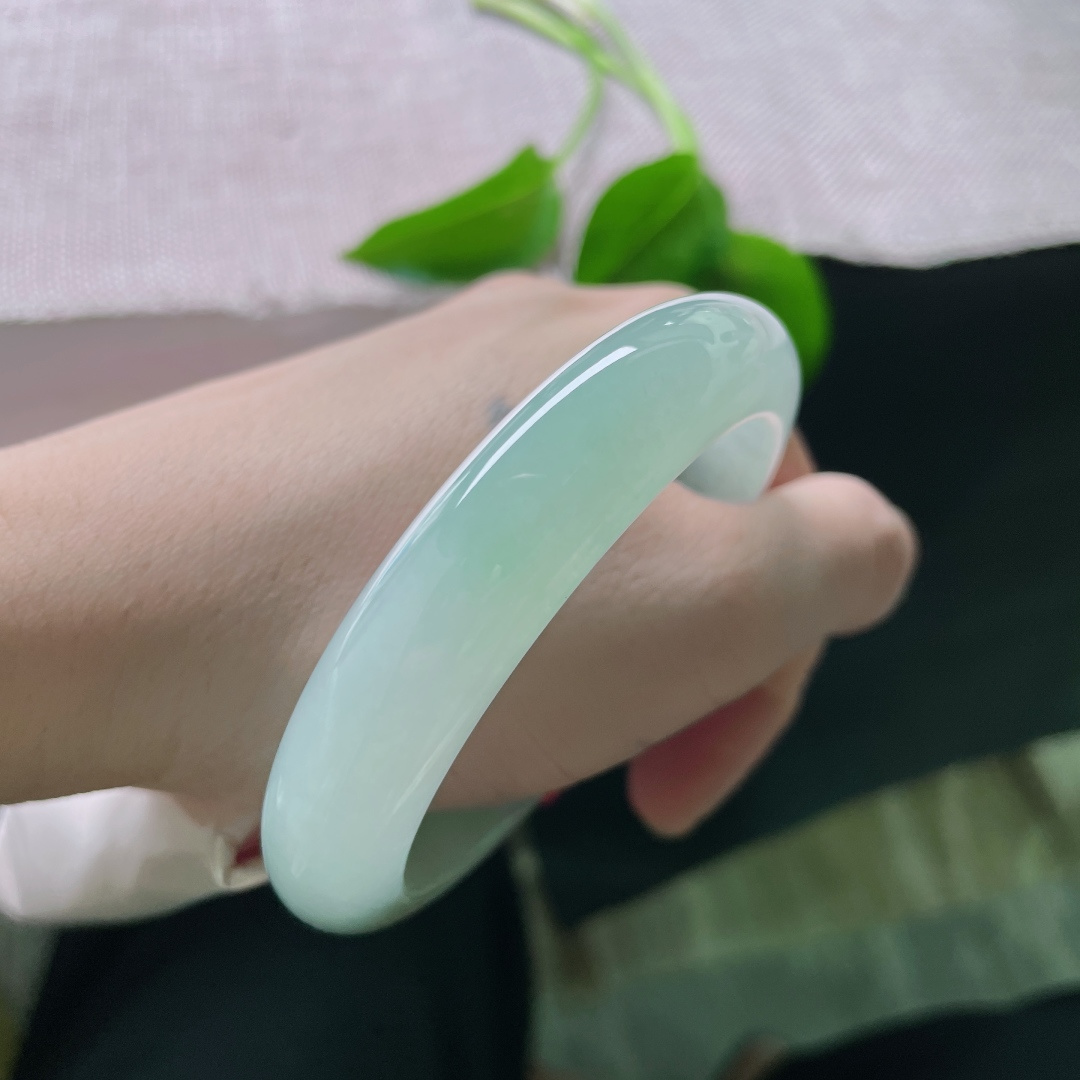 57.1/12.9/8.8，冰晴底正圈，沧海明月，一汪晴水蓝，圈住腕间的整片天空与海。无裂，ss51890a