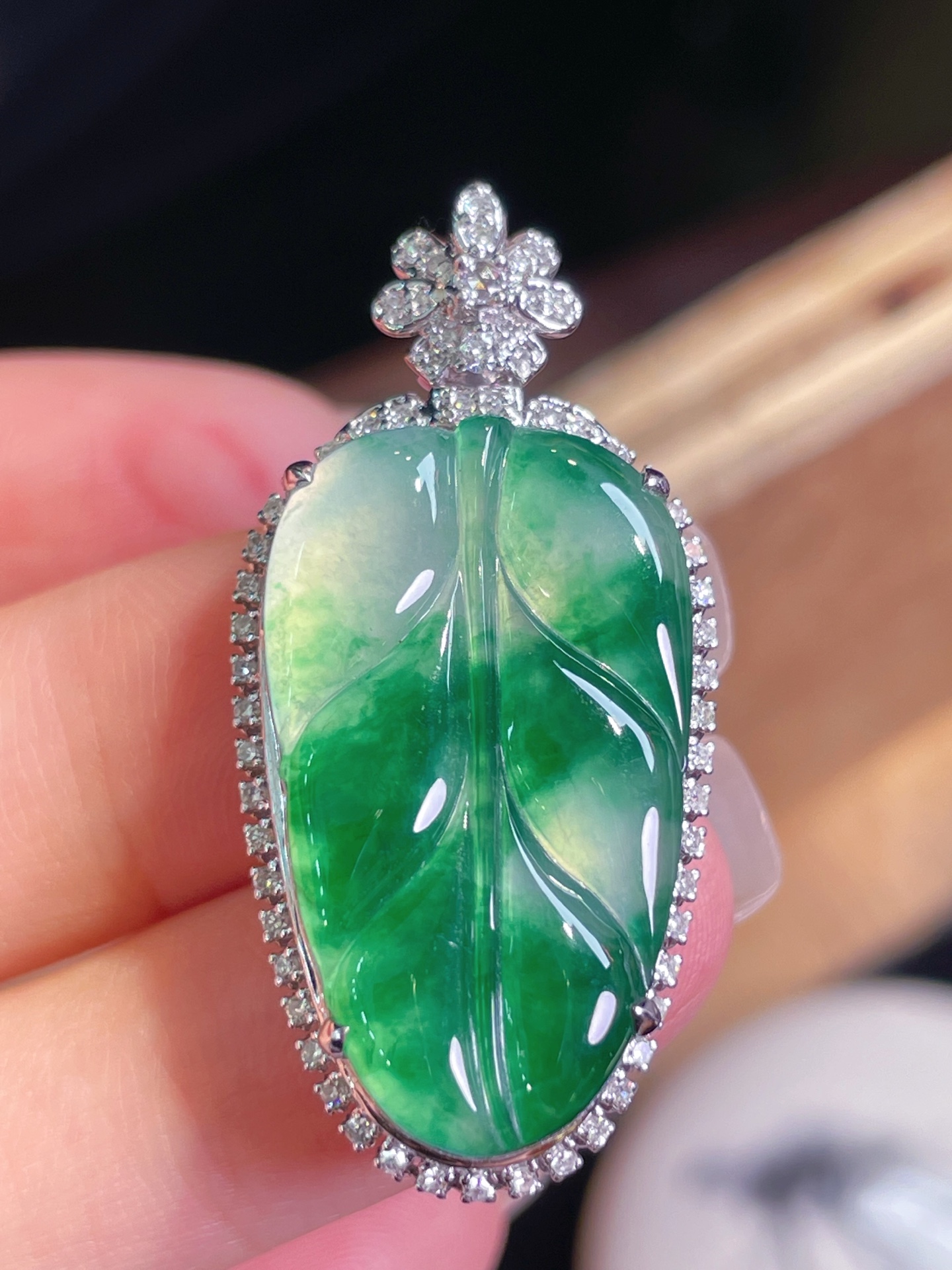 ️超值，翡翠A货 满绿，叶子吊坠，18k金镶嵌，冰润细腻，佩戴效果出众：38.1/18.3/8.9