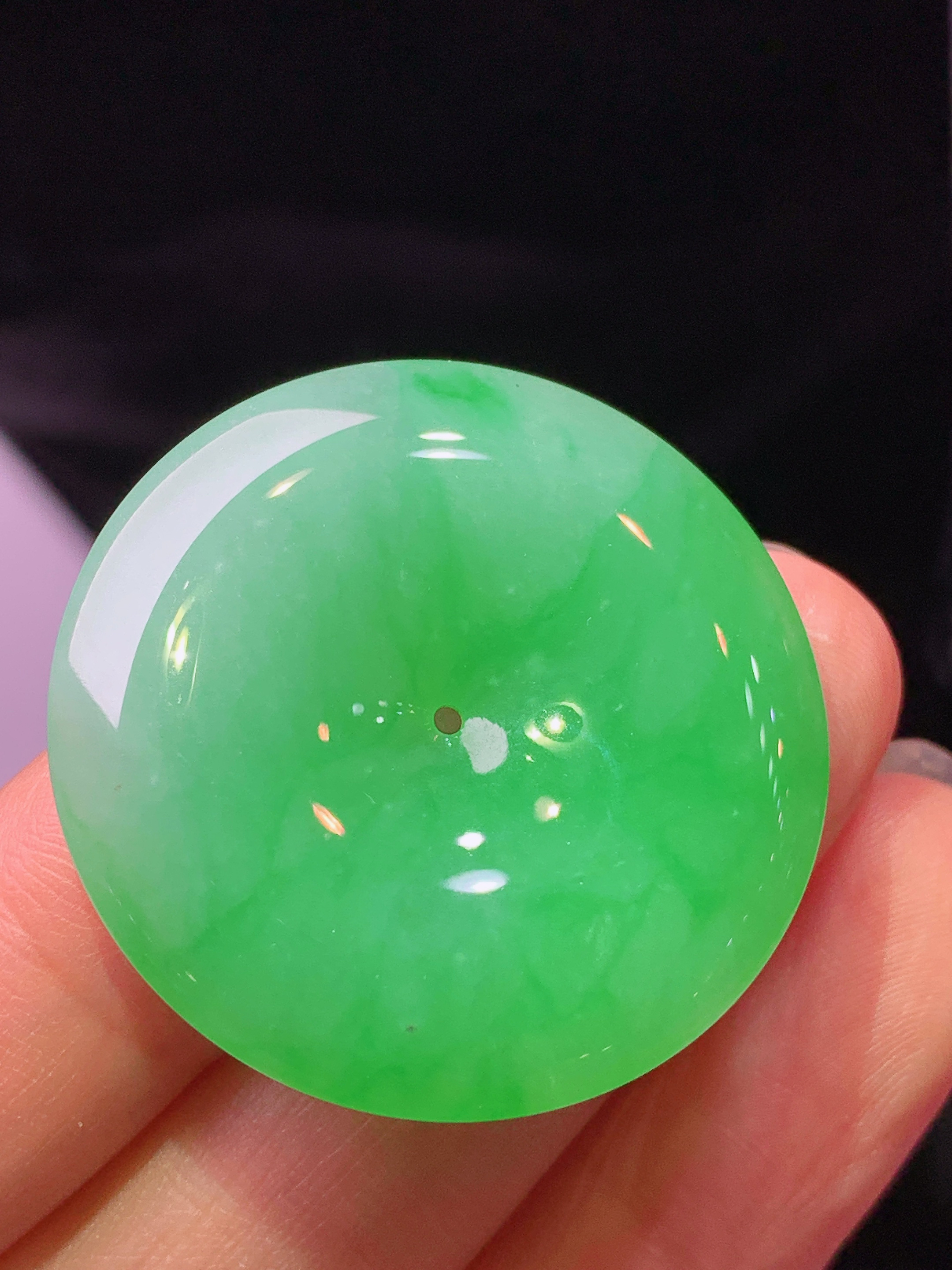 阳绿平安扣吊坠 玉质细腻 色泽艳丽清新 水润亮眼 整体尺寸31.6*6m2