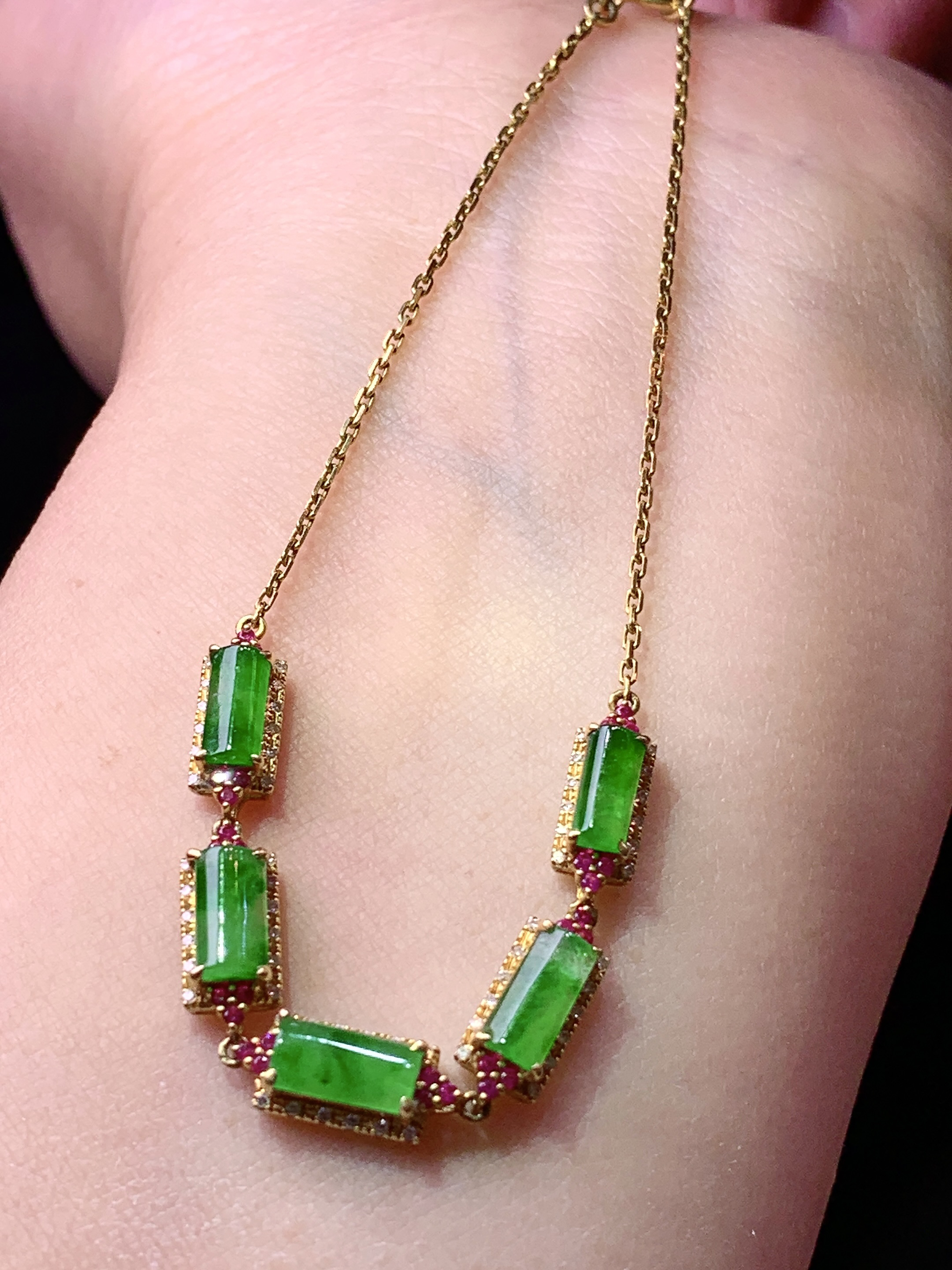 18k金钻镶嵌满绿玉柱手链 玉质细腻 色泽艳丽清新 水润亮眼 整体尺寸160*4.8*4.2j3