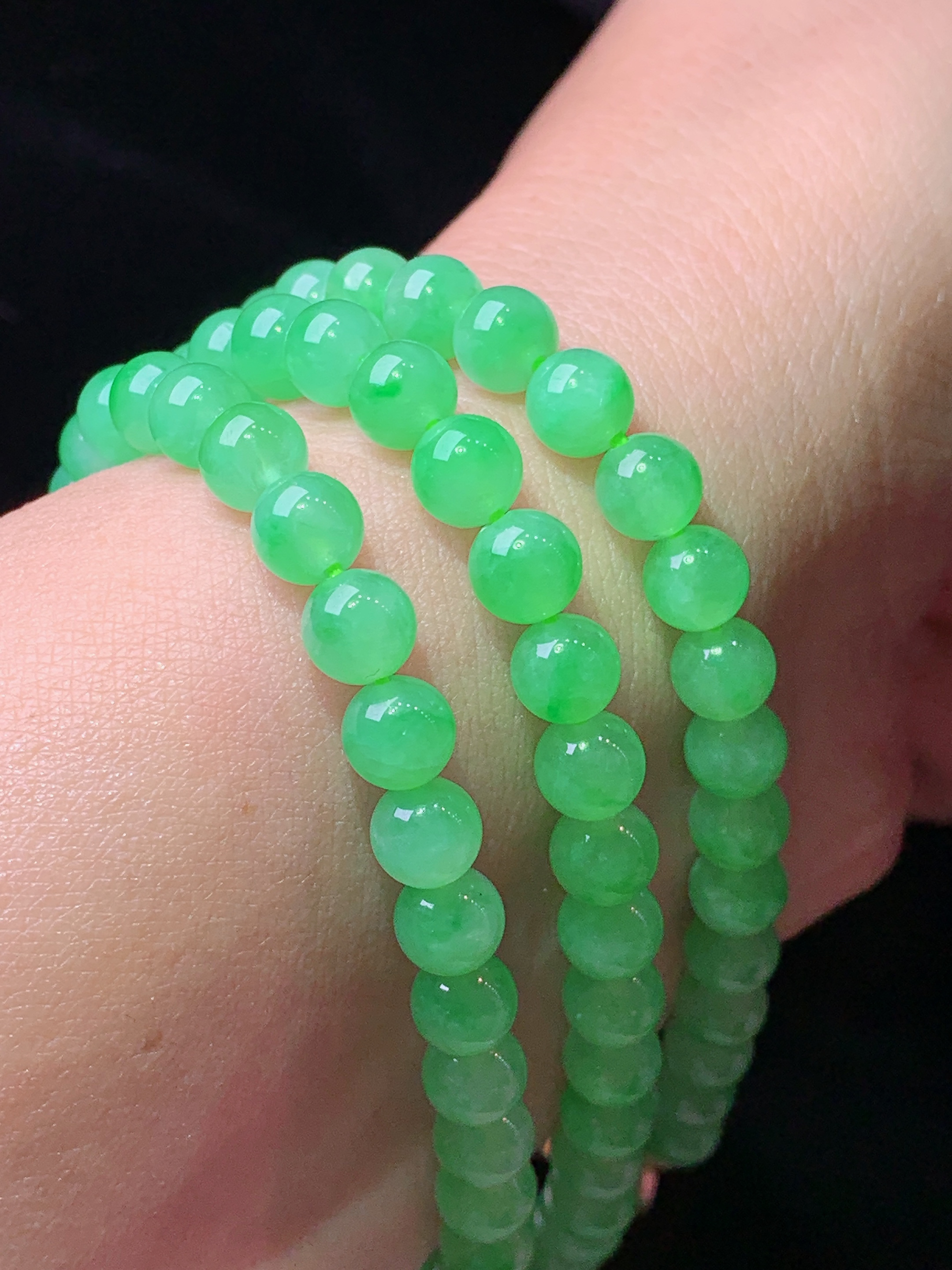 冰阳绿圆珠项链 玉质细腻 色泽艳丽清新 水润亮眼 整体尺寸6h3